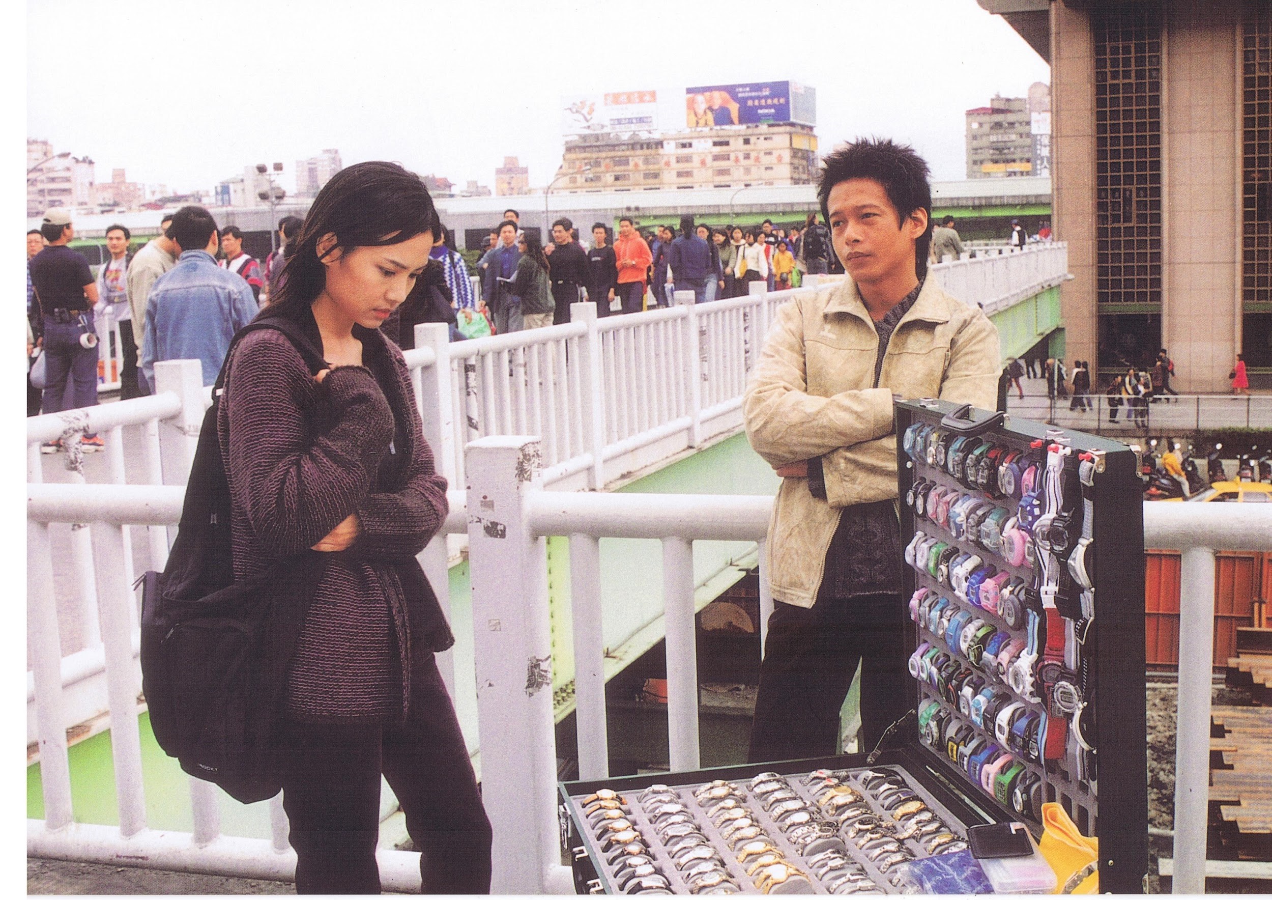 2001年蔡明亮自行發行李康生（右）與陳湘琪主演的電影《你那邊幾點》。（汯呄霖提供）