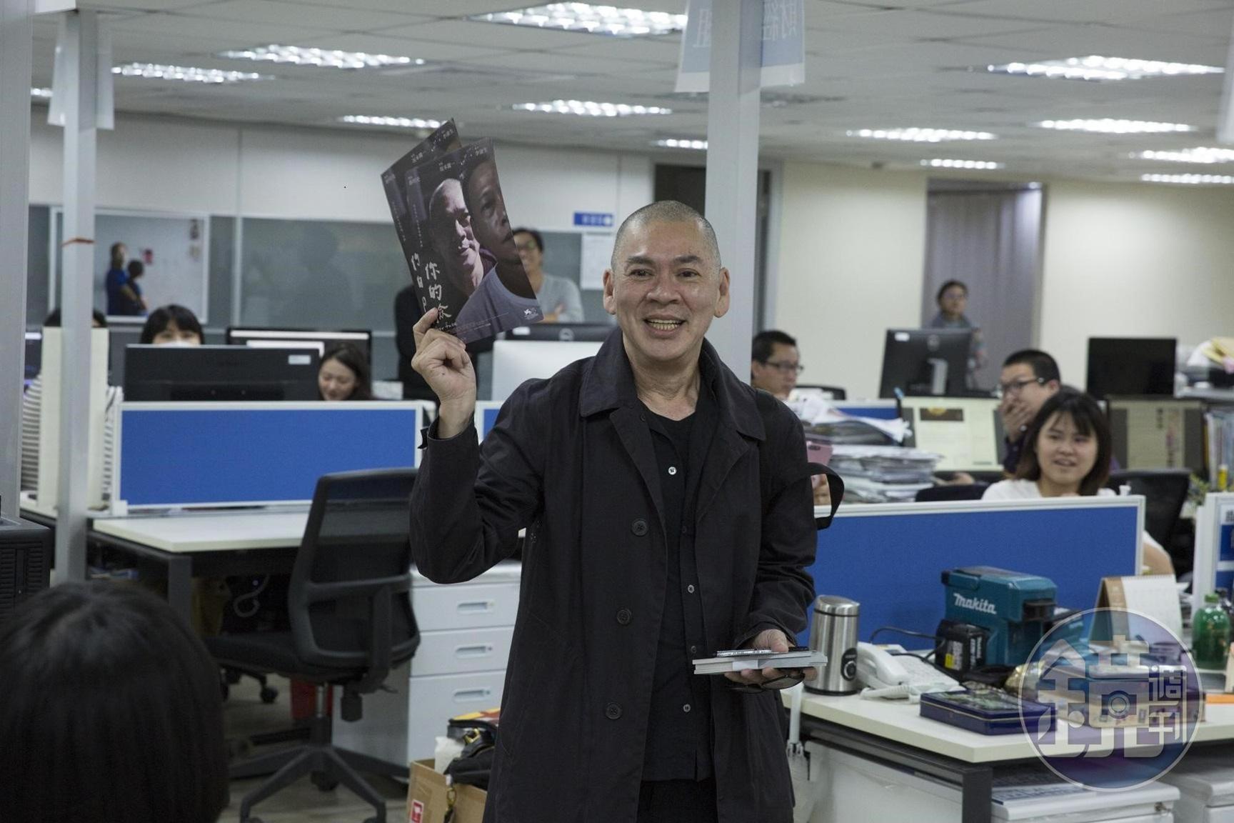 為了賣票蔡明亮親力親為，接受本刊專訪後也向辦公室同仁推廣拍片理念。