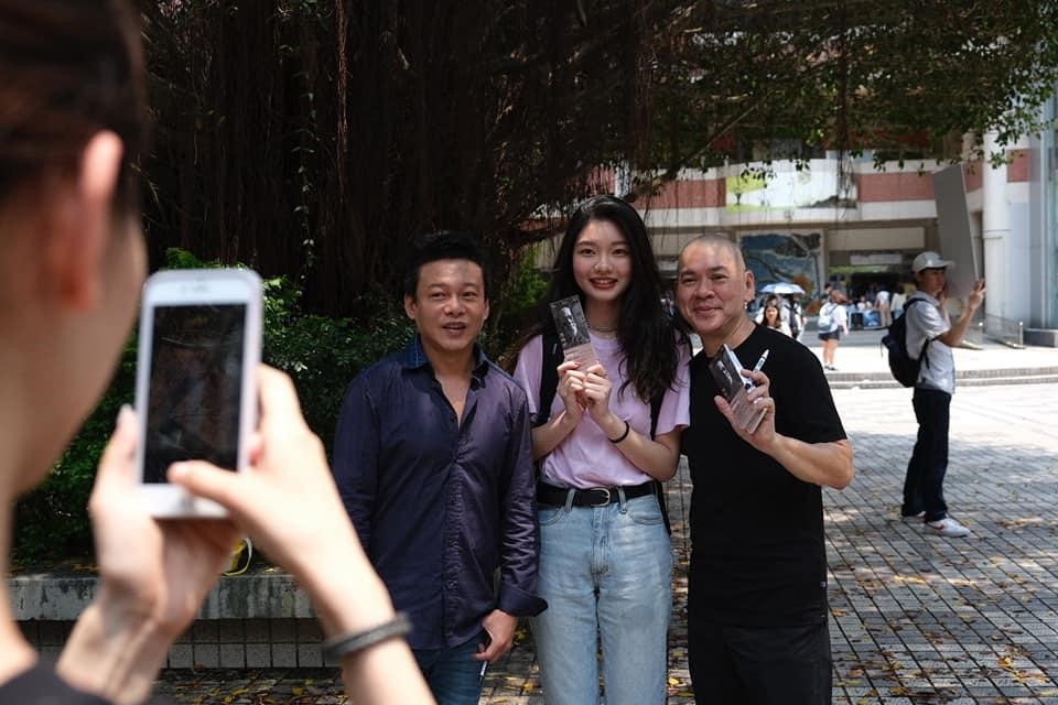 蔡明亮（右一）為了賣票經常前往街頭或大學院校，並親切與影迷合影，左一為李康生。（翻攝自蔡明亮臉書）