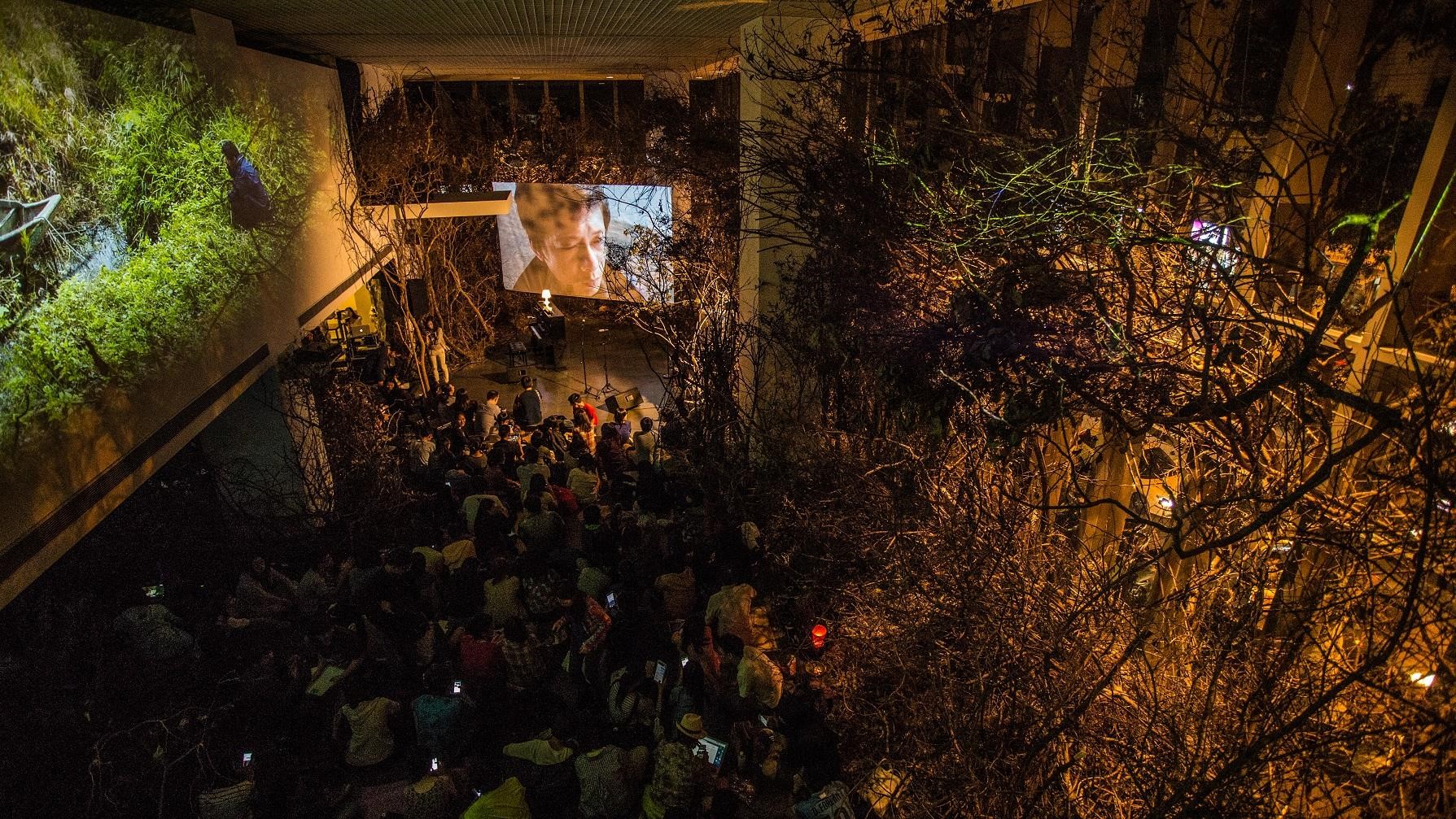 《來美術館郊遊：蔡明亮大展》結合影像與裝置藝術，並推出通宵場等活動與觀眾有不同的互動。（汯呄霖提供）