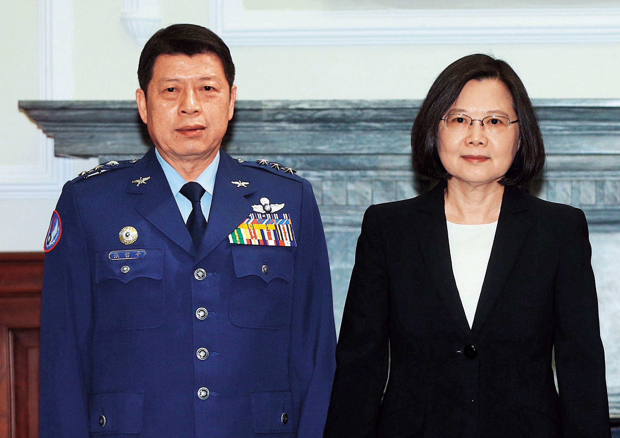 空軍司令張哲平(左)在蔡英文總統(右)任內被拔擢為二級上將。(中央社)
