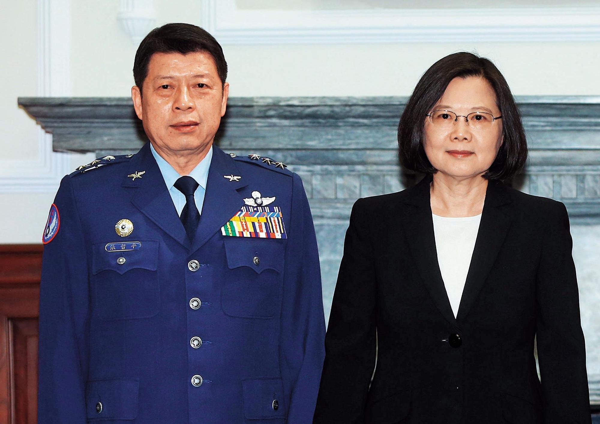 空軍司令張哲平(左)在蔡英文總統(右)任內被拔擢為二級上將。(中央社)