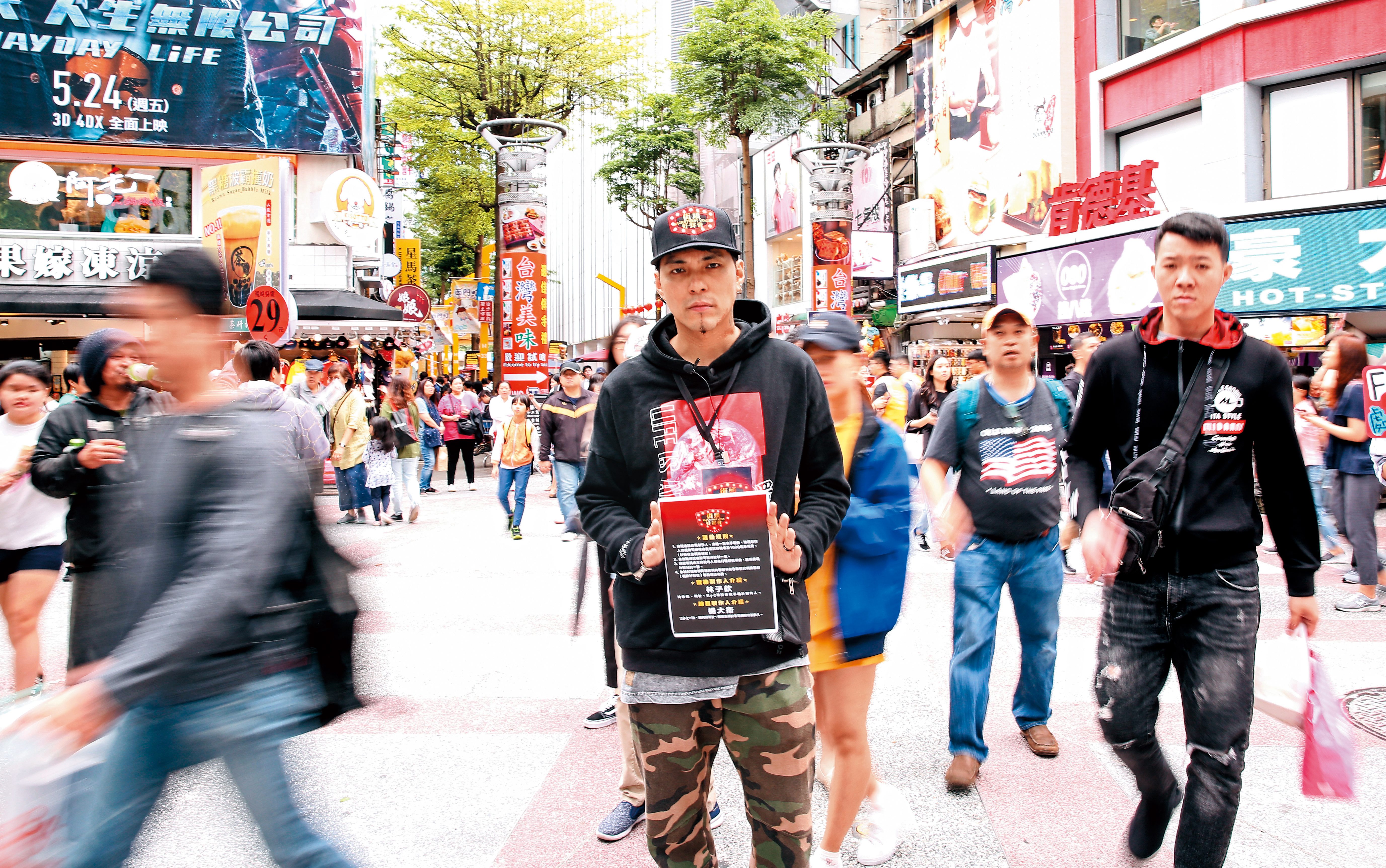 曾是當紅男團主唱，嘎嘎從主持綜藝節目再次出發，不放棄任何機會。