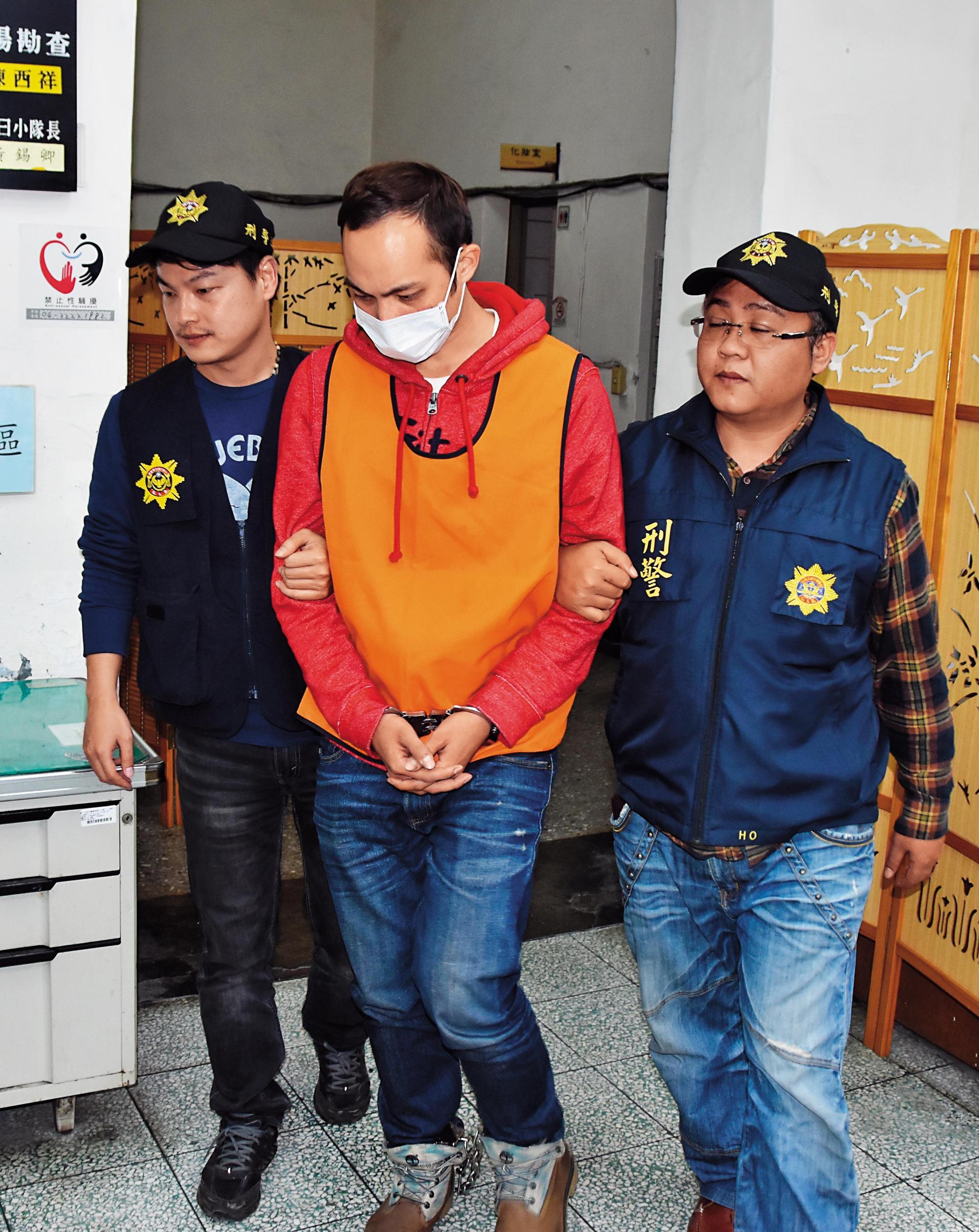 警方將殺害女老師的陳明峰（中）押解至地檢署，陳一、二審均遭判無期徒刑。（警方提供）