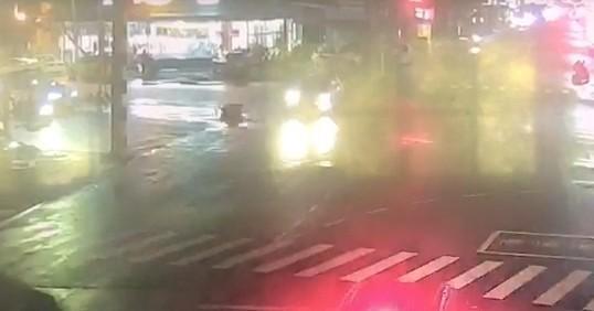 酒駕車輛撞擊機車的一瞬間，造成機車瞬間倒地。（翻攝畫面）