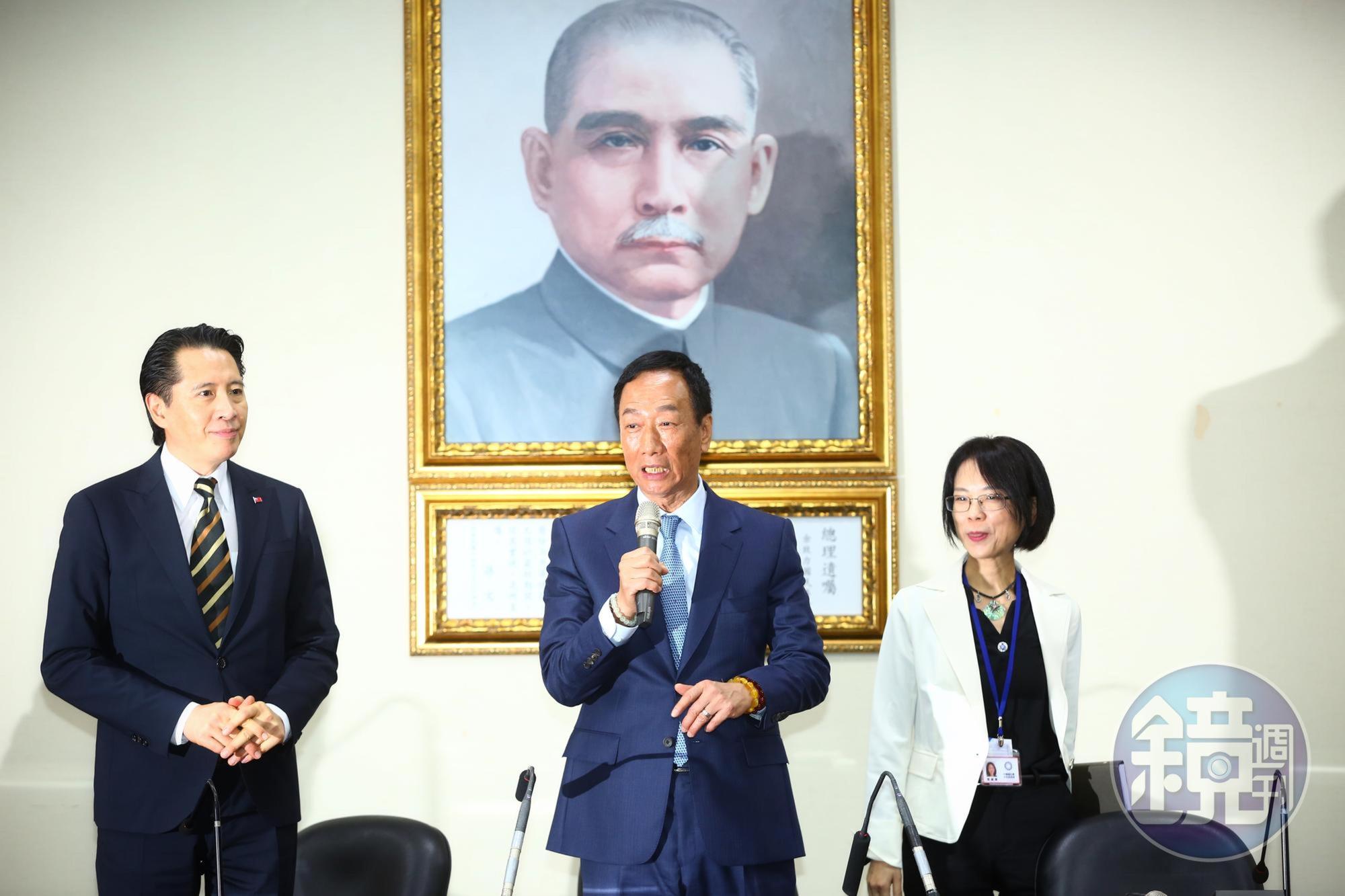 鴻海董事長郭台銘今(13日)與國民黨主席吳敦義進行會面,會後舉行記者會提出3點聲明。