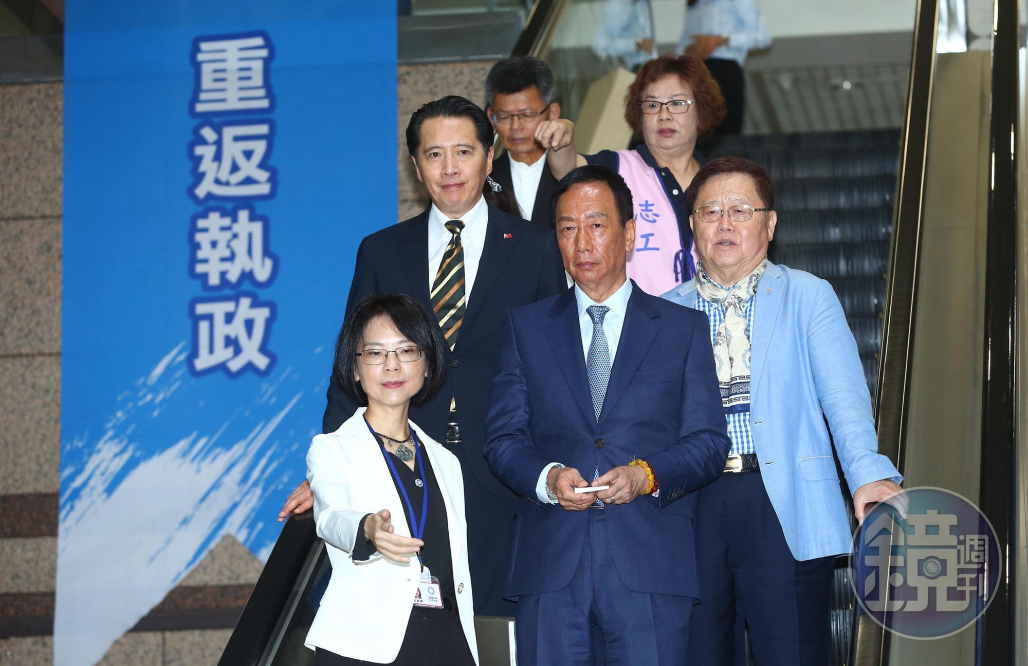 鴻海集團董事長郭台銘今日前往國民黨中央黨部，與國民黨黨主席吳敦義會面。