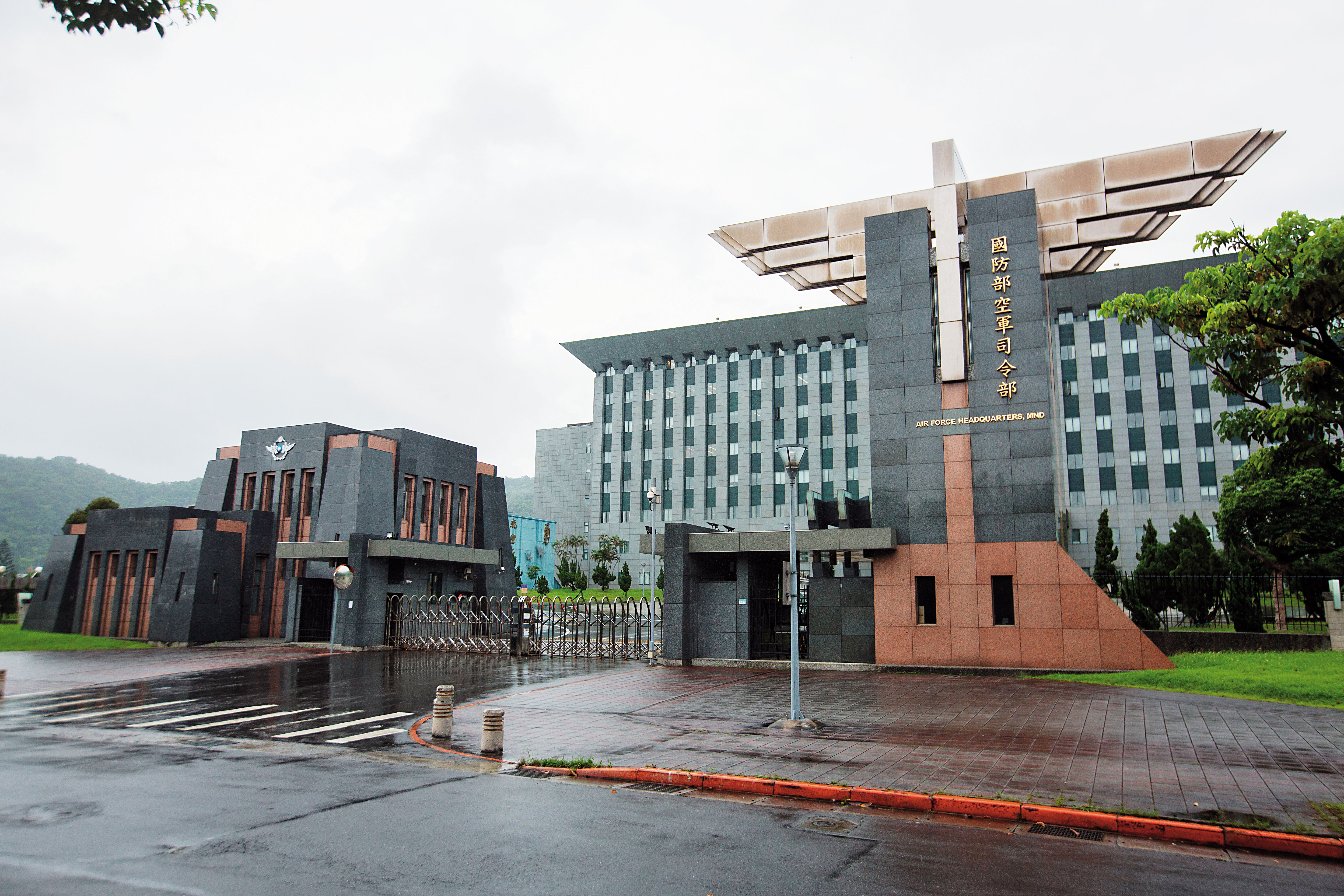 空軍司令部的法律顧問標案，爆出有浮報經費的弊端。