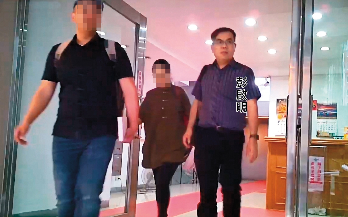 4月30日16:04，幫賴獻策網路行銷的氣象達人彭啟明，在進入北辦40分鐘後，步出大樓。