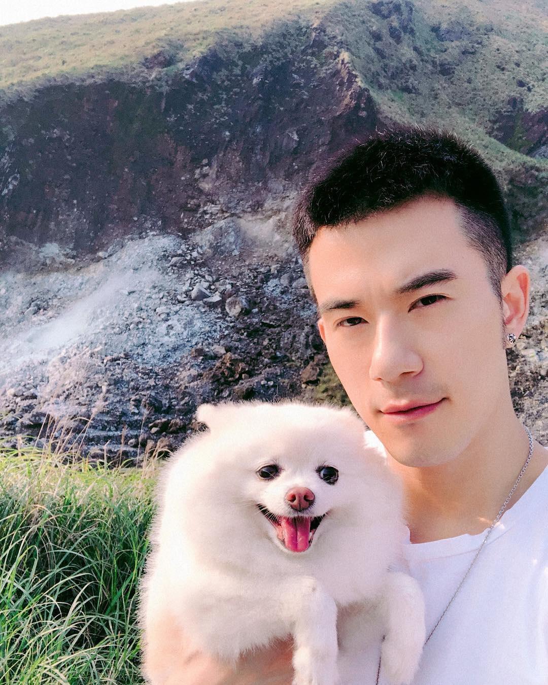 對狗女兒十分疼愛的JR紀言愷8月即將當爸爸。（翻攝自JR紀言愷臉書）