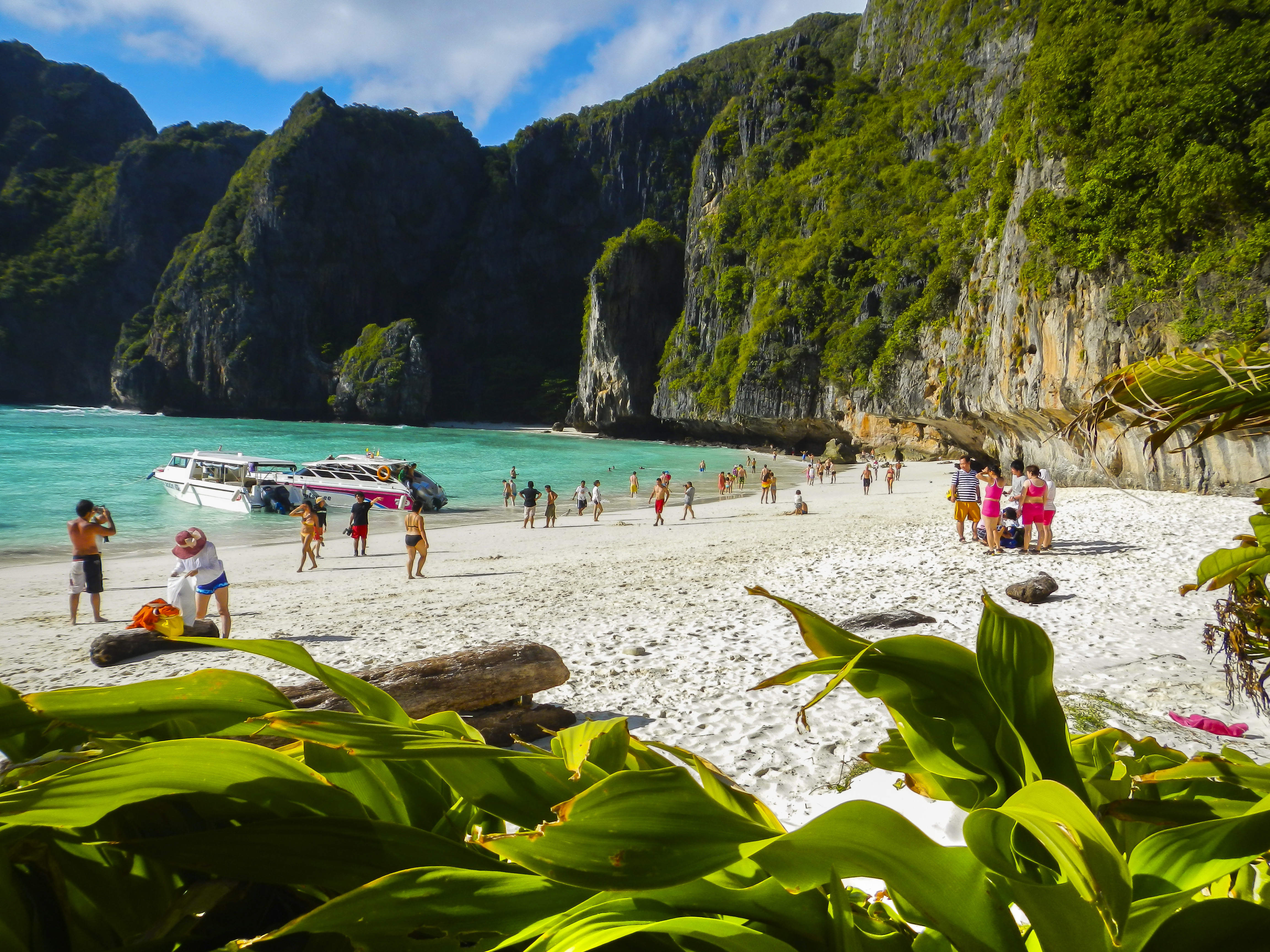 2018年6月封閉的泰國著名觀光景點瑪雅灣，因生態破壞嚴重，官方決定延長2年的封閉時間，讓當地自然動植物有休養生息的空間。（東方IC）