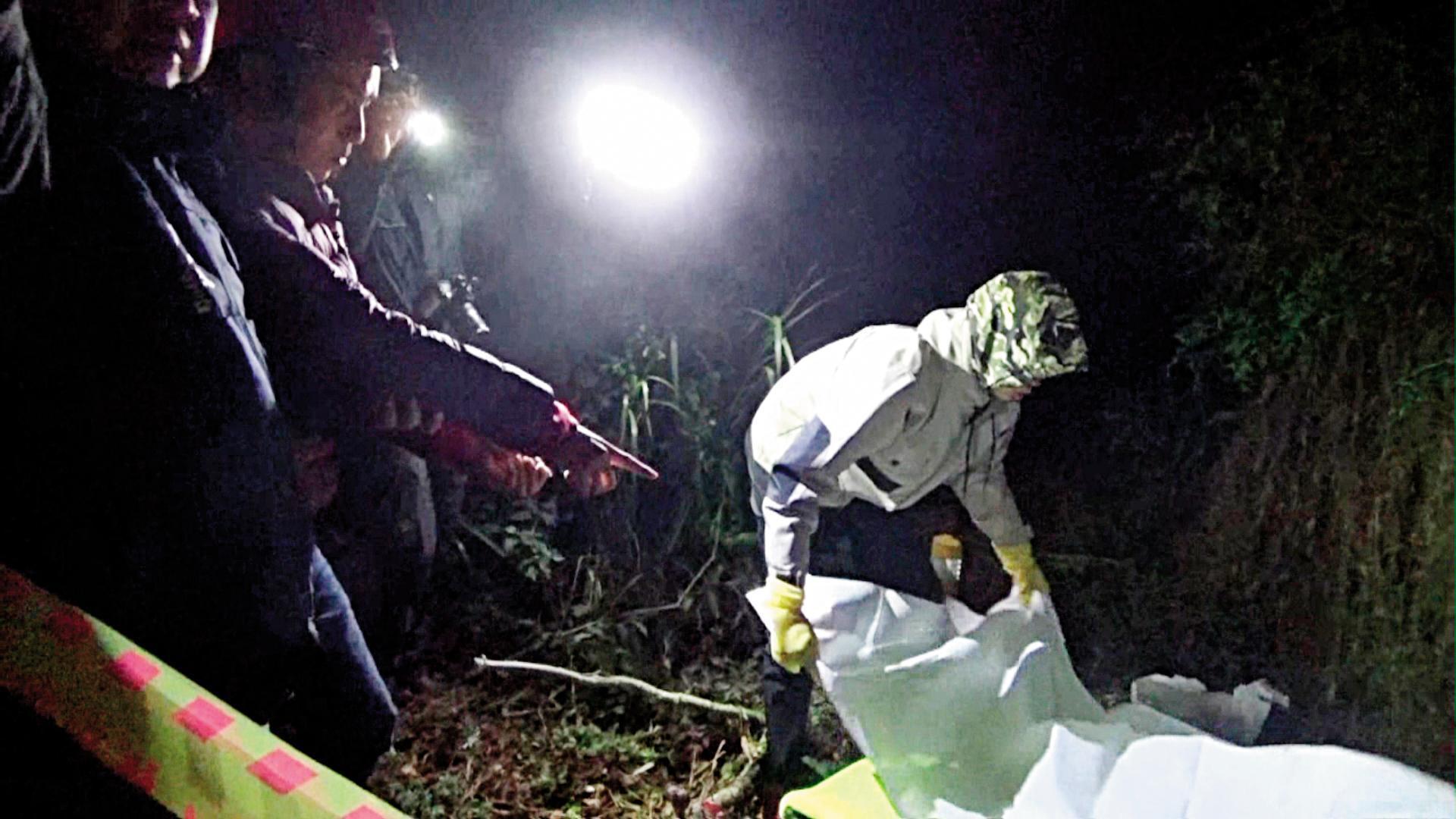 警方漏夜押解陳明峰到清境農場附近,尋找被他丟棄的屍體。(翻攝畫面)