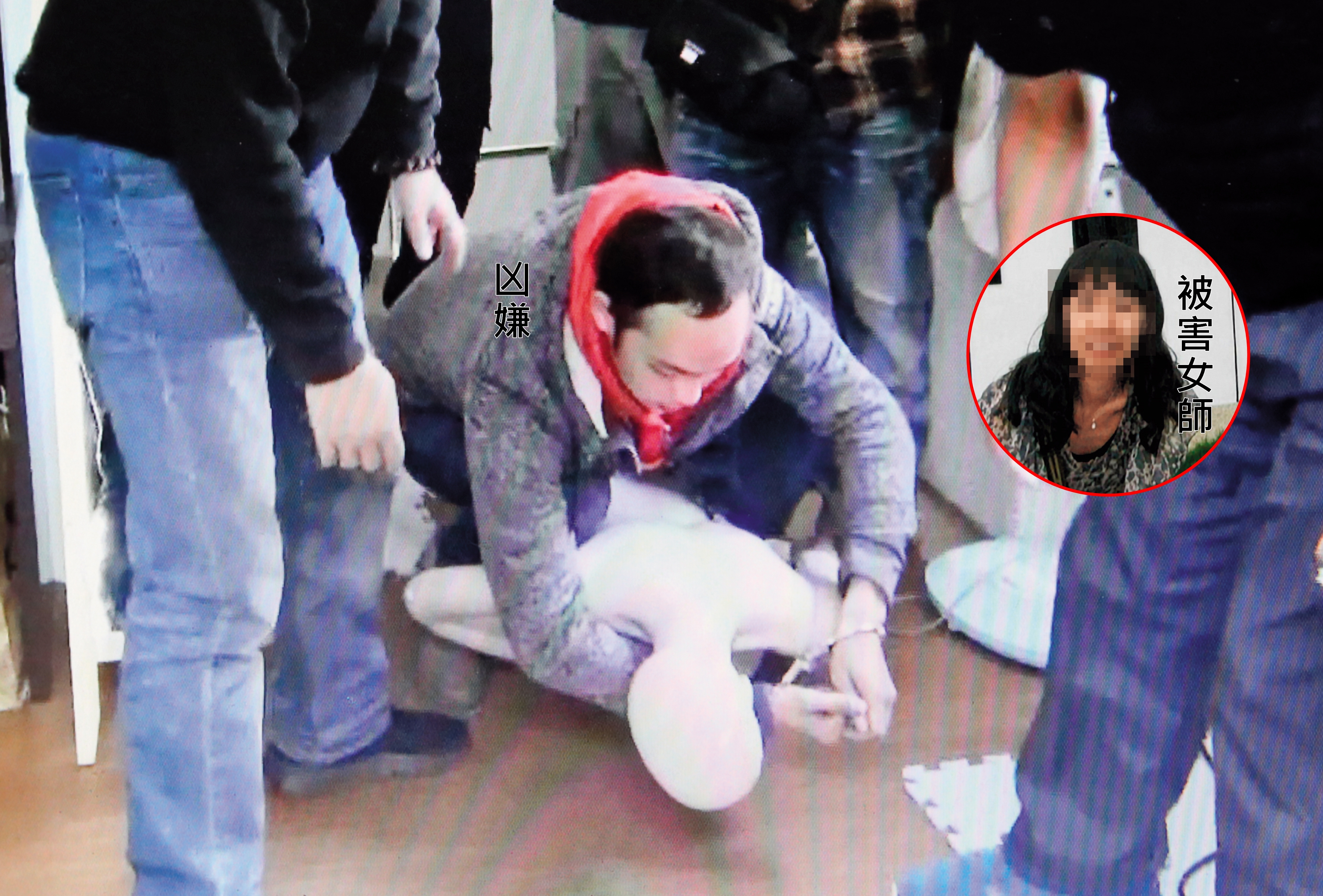 將鄭女打得頭破血流後，陳明峰還用強壯的臂彎緊勒情人。（翻攝畫面）