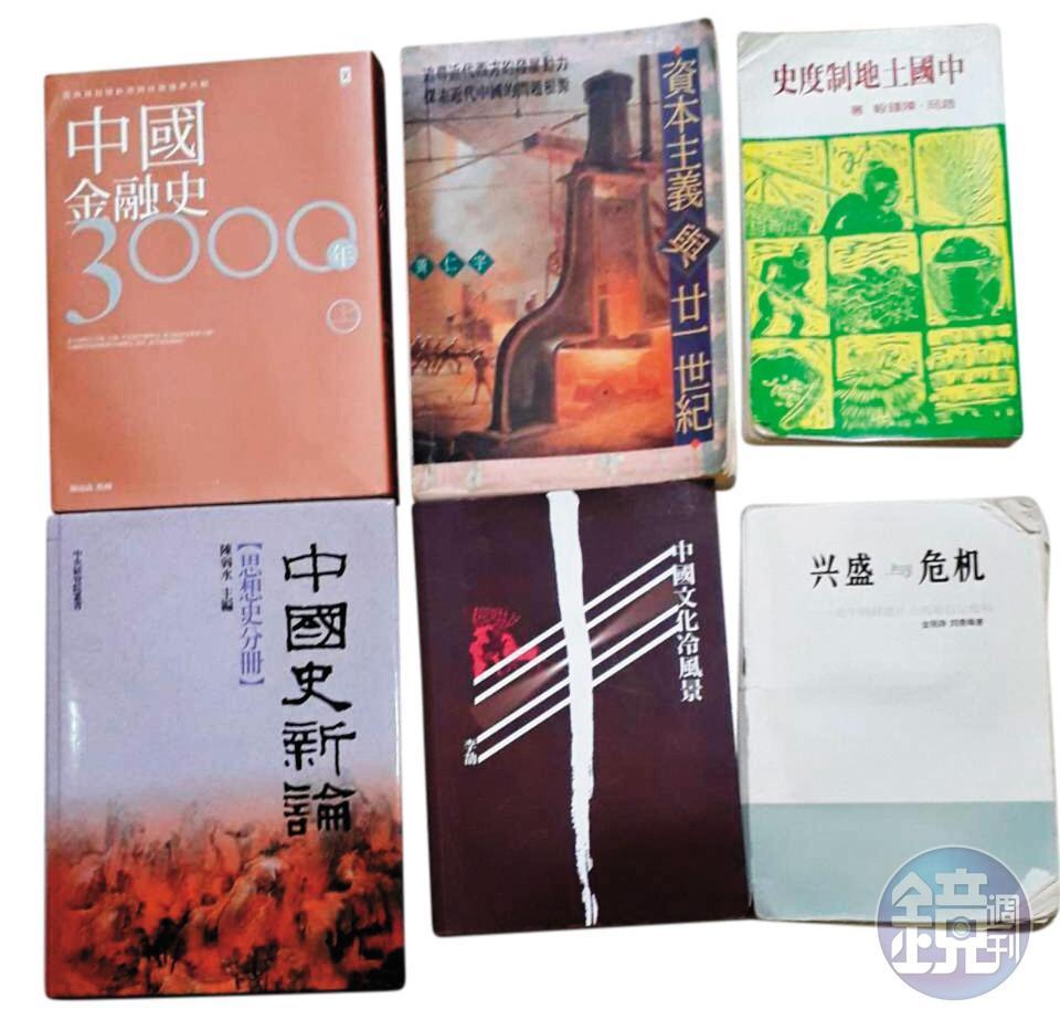 林榮基此次來台帶的書,多數與中國政治研究有關。(林榮基提供)