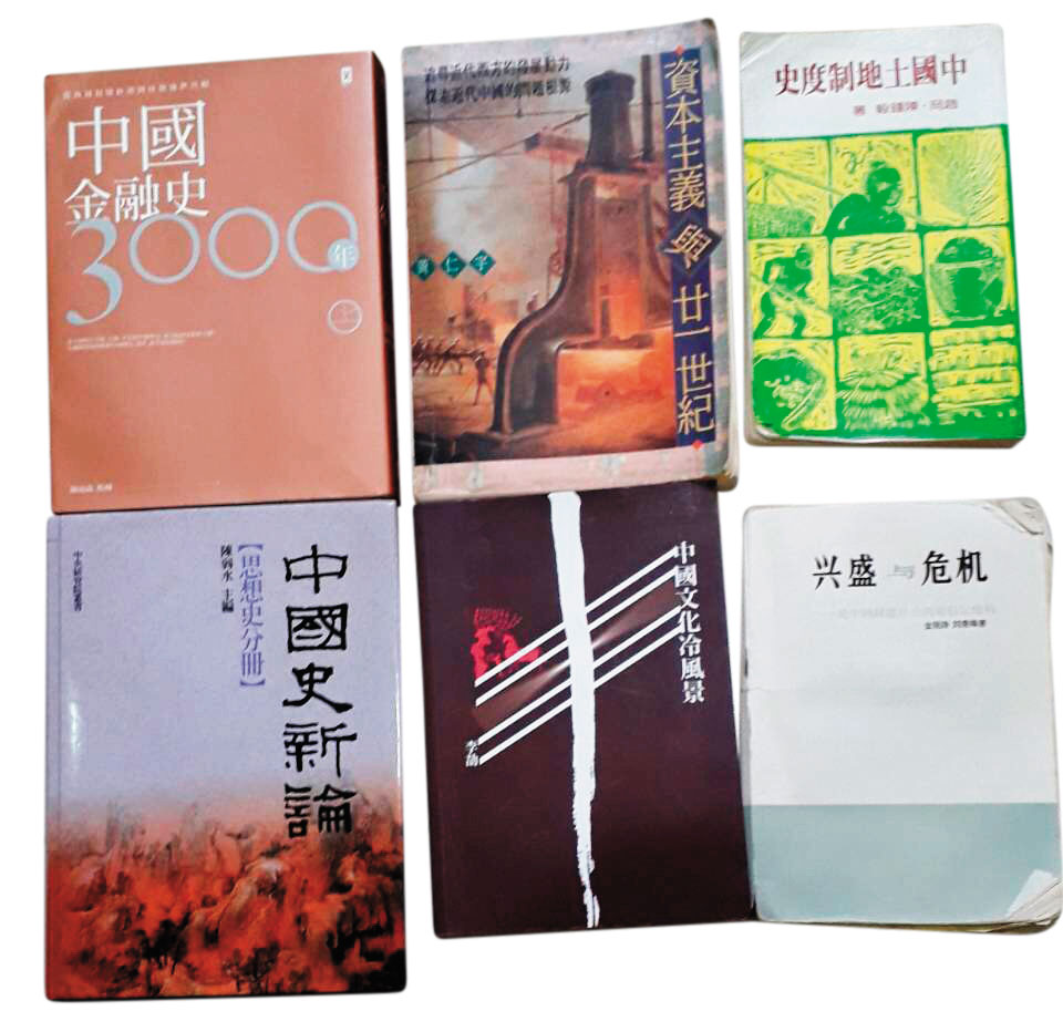 林榮基此次來台帶的書,多數與中國政治研究有關。(林榮基提供)