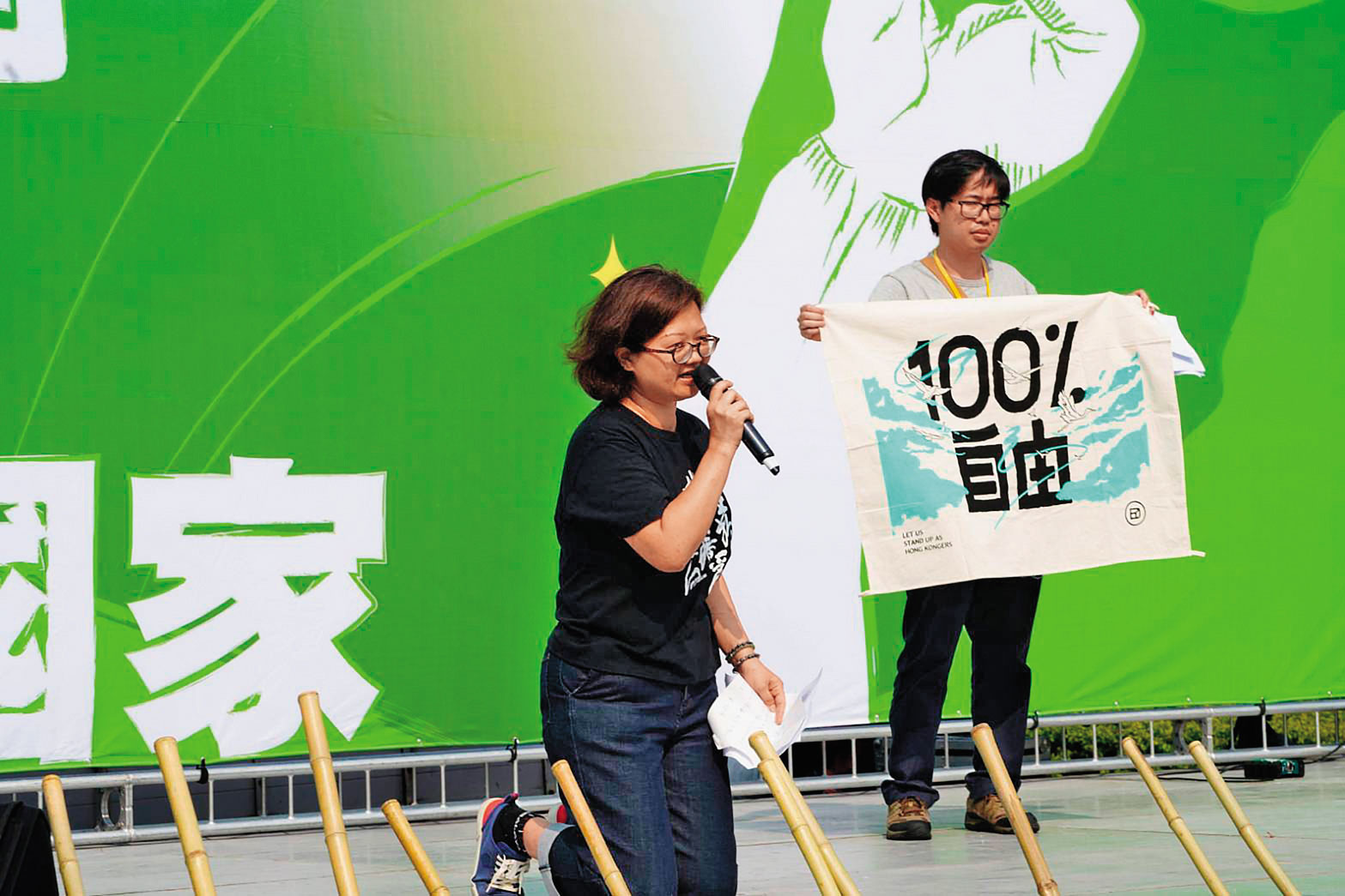 台灣去年底的選舉結果，造成明年總統大選局勢轉變，讓鍾慧沁（左）有很強烈的「亡國感」，終於在今年4月的遊行上忍不住下跪，呼求選民出來投票。（鍾慧沁提供╱攝影傅志男）