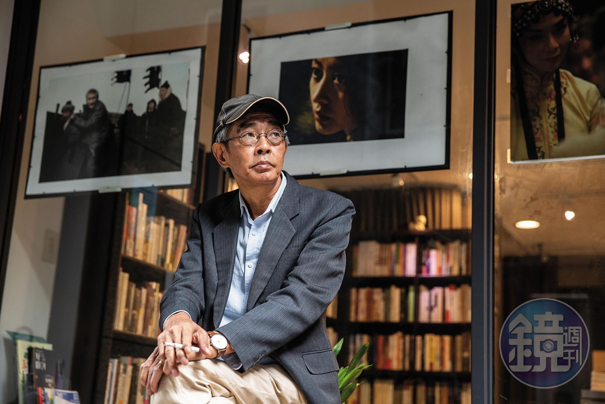 林榮基在書店受訪,途中2度暫停抽菸,他看見記者的打火機上寫著「我主張台灣獨立」字樣,向記者要了一個。