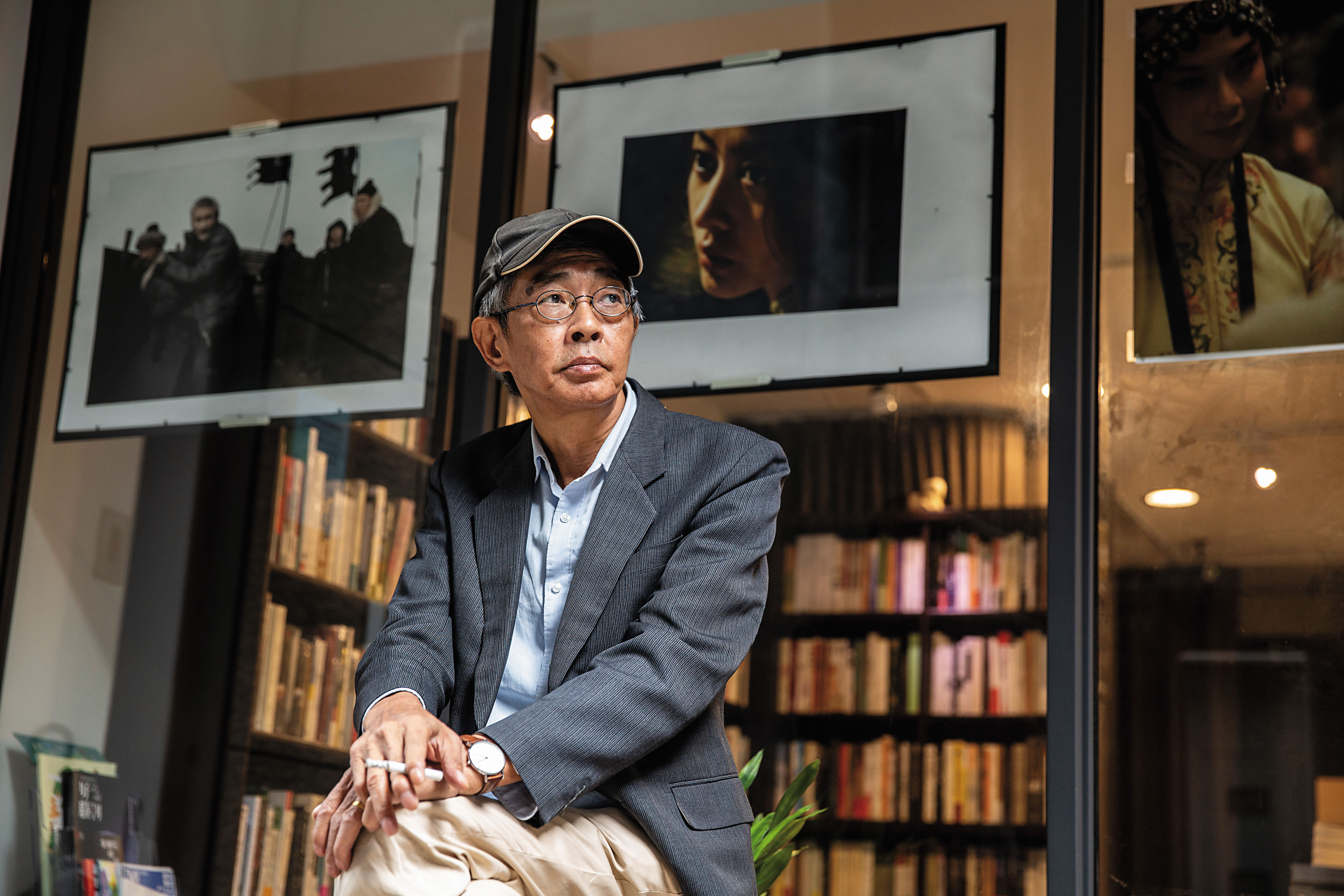 林榮基在書店受訪，途中2度暫停抽菸，他看見記者的打火機上寫著「我主張台灣獨立」字樣，向記者要了一個。