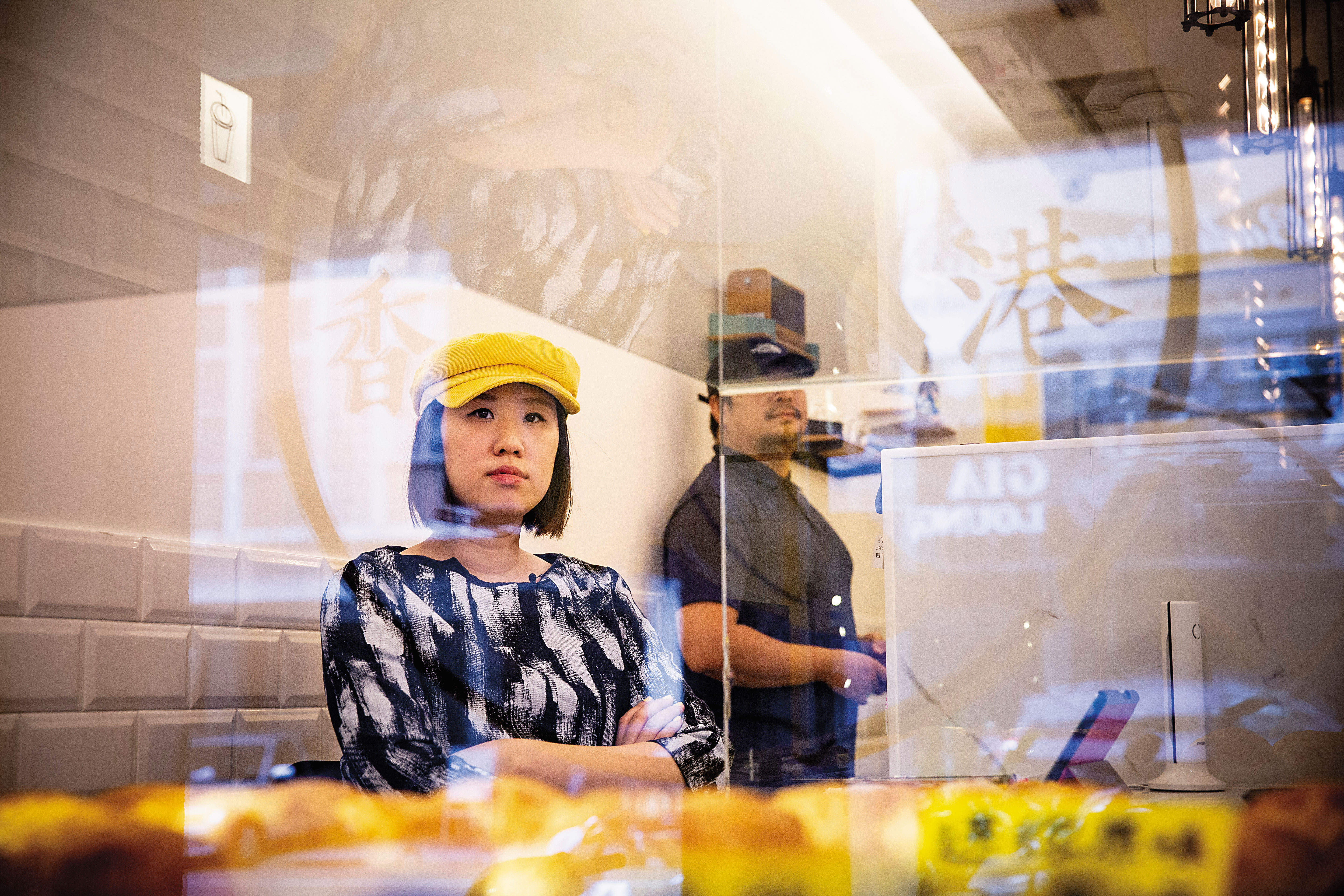 劉梓澄（左）和先生李泰龍（右）2年前定居台南，開設香港波蘿油店。採訪這天生意很好，她帶著港式節奏，一邊受訪，同時招呼客人。