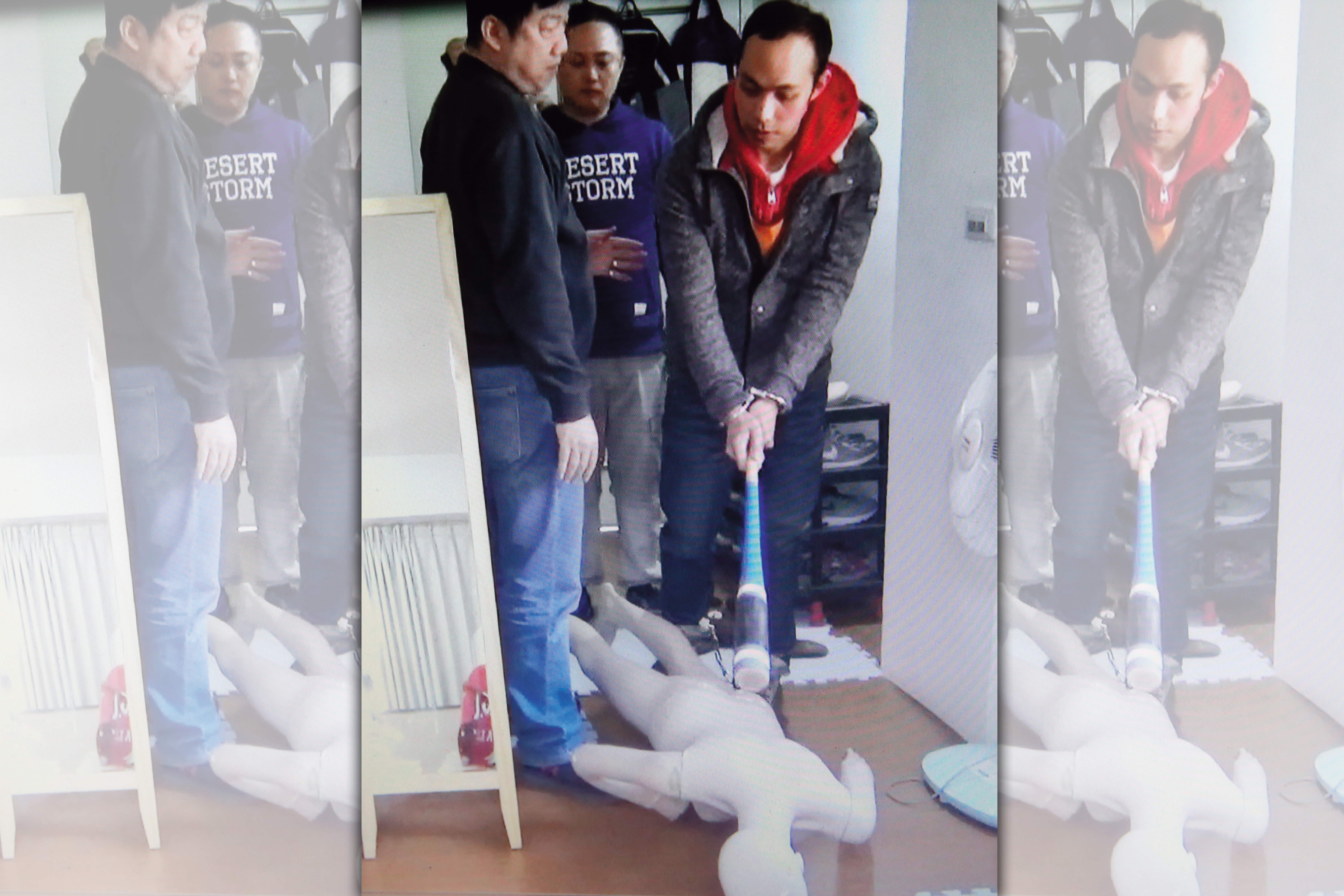 陳明峰（右）在刑警押解下，到命案現場模擬揮棒毆打鄭女的情景。（翻攝畫面）