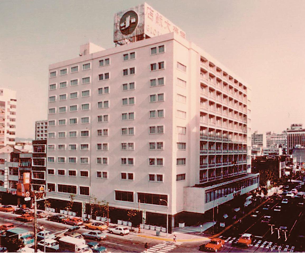 1970年，陳炯福的父親陳天貴將自家工廠改建為飯店。（華泰提供）