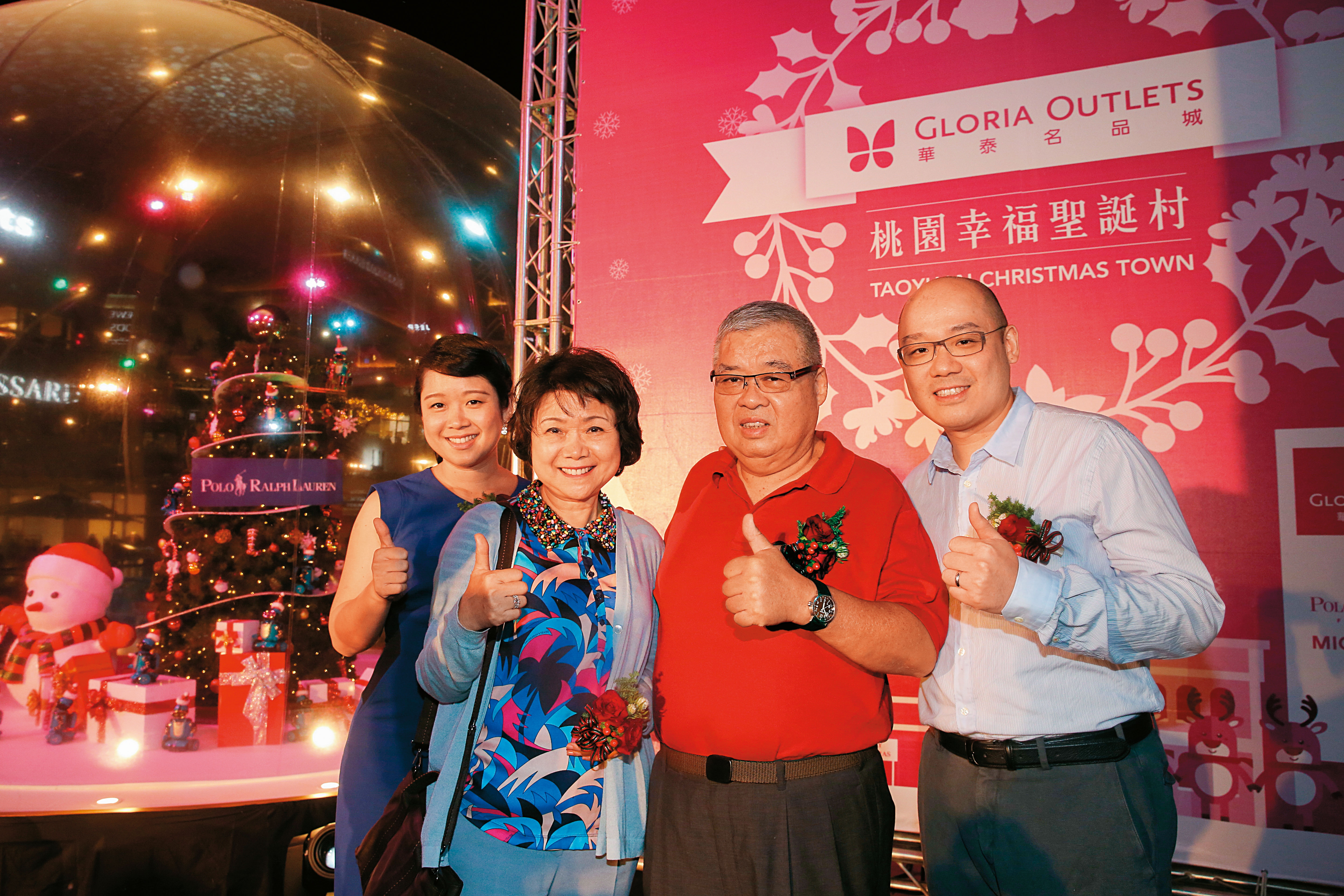 陳炯福父親陳天貴相當滿意兒子的經營績效，帶著老婆、女兒一起出席活動。