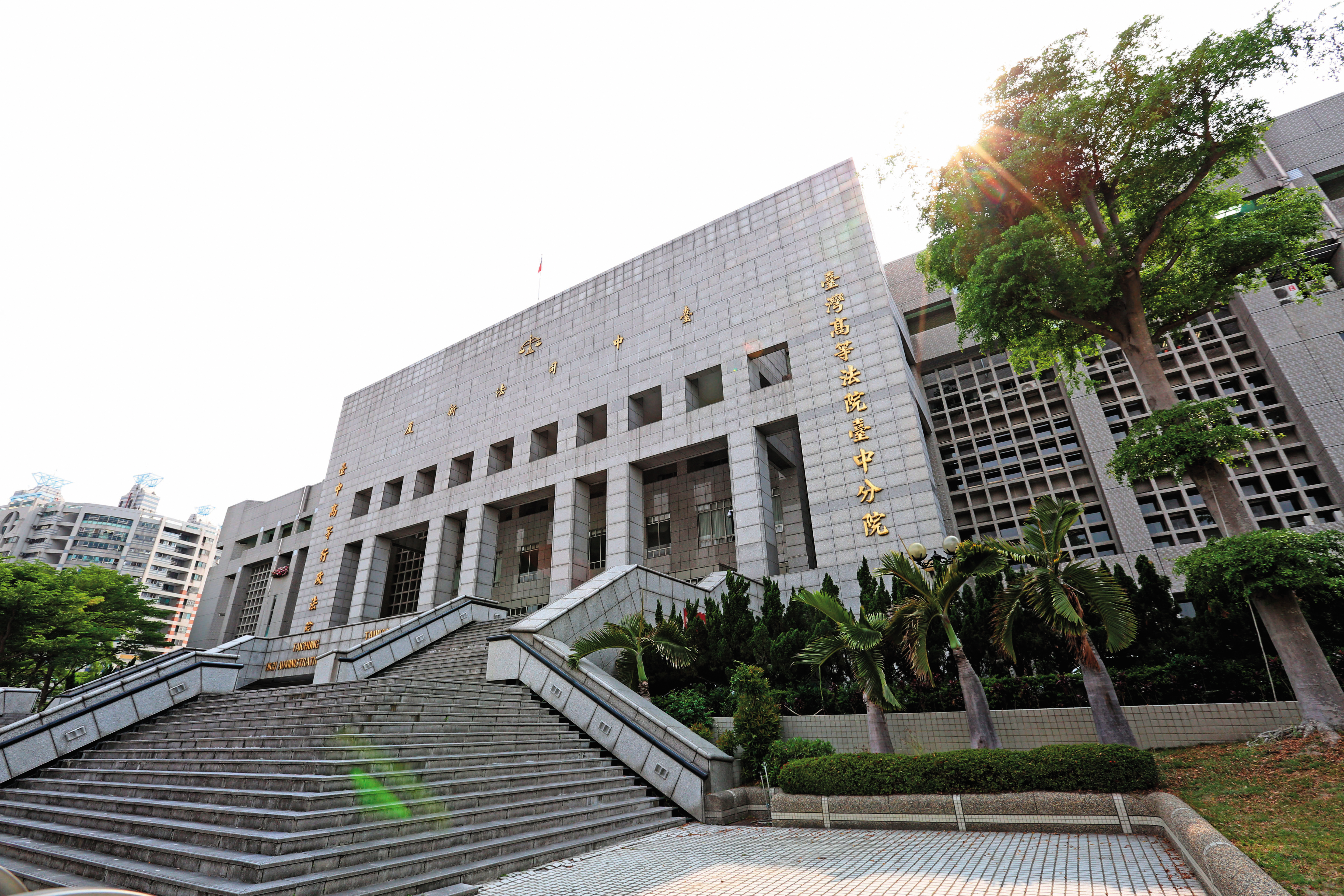 台中高分院在頂新油品案從嚴解釋《食安法》判魏應充有罪，律師團正力拚發回更審。