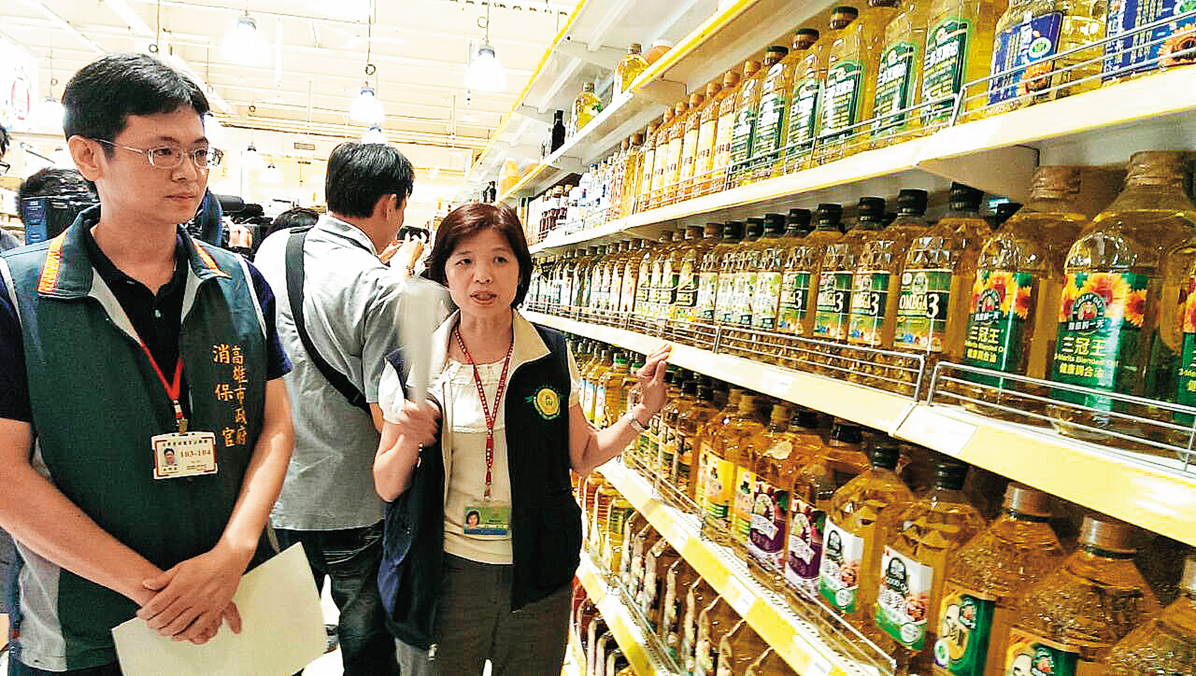 2013年爆發食用油風暴,政府相關單位都到大賣場進行調查。(東方IC)