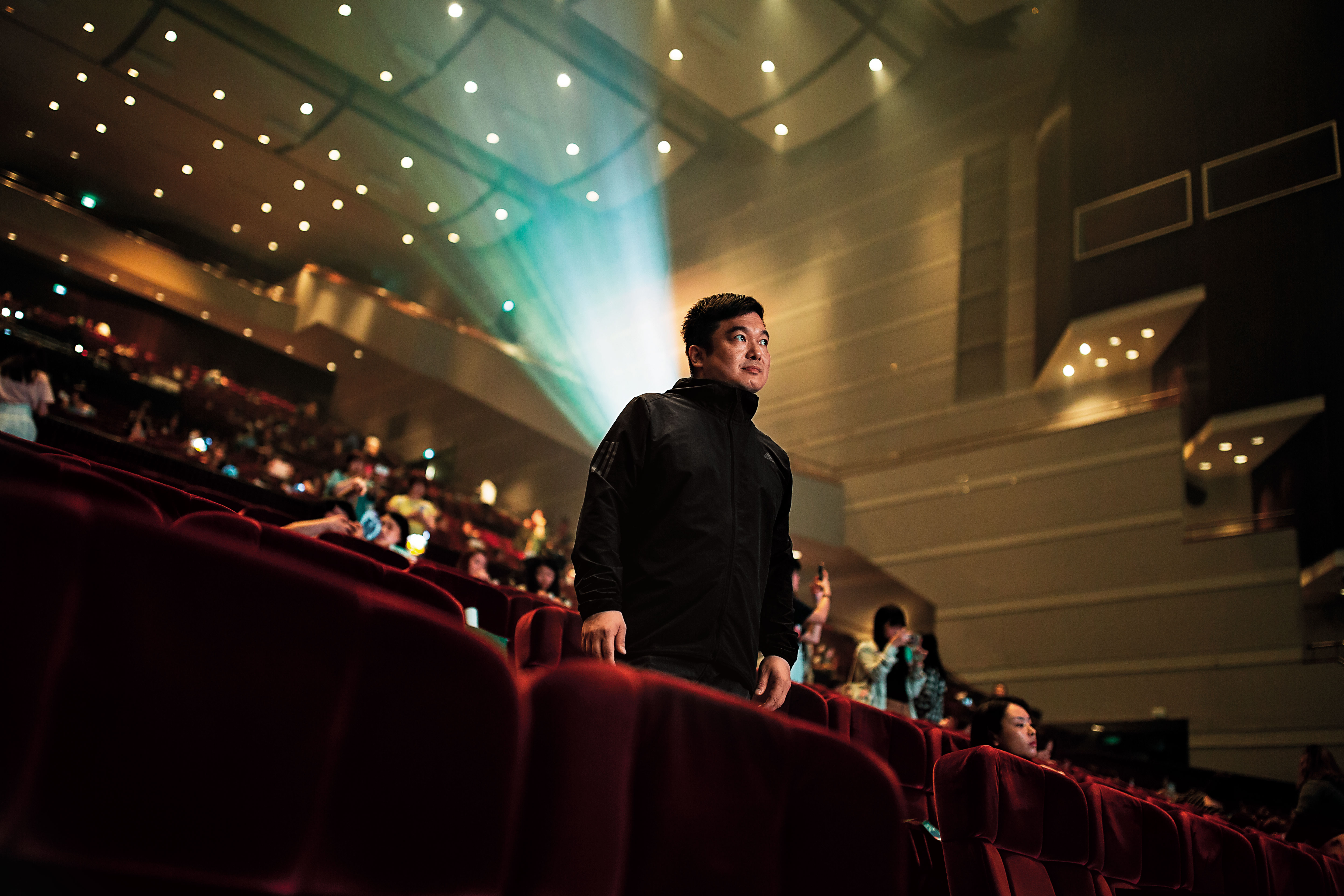 丁南26歲就創業，曾連續幾年得到媒體評選最佳公關公司經營人前3名，卻因賭性堅強，幾乎輸掉全部家產。他靠著辦韓秀，再累積出實力。