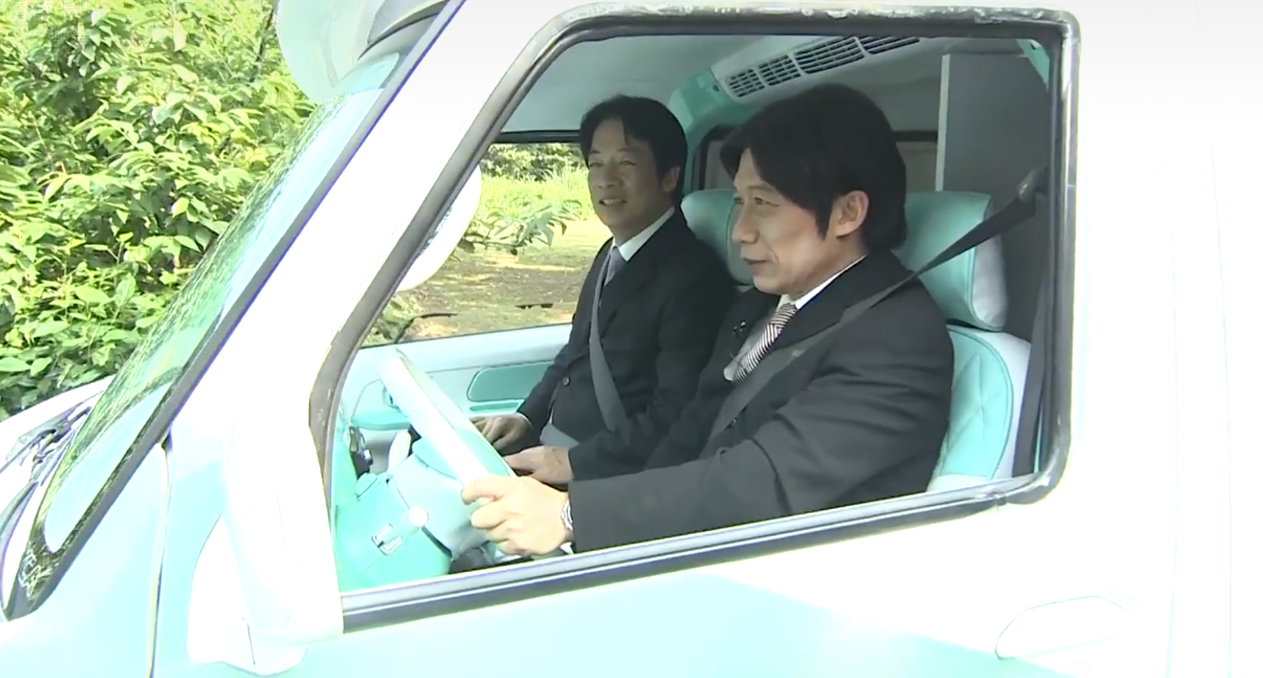 藝人郭子乾模仿的「賴青德」開胖卡車載賴清德啟程前往首站基隆火車站。(翻攝賴清德臉書)