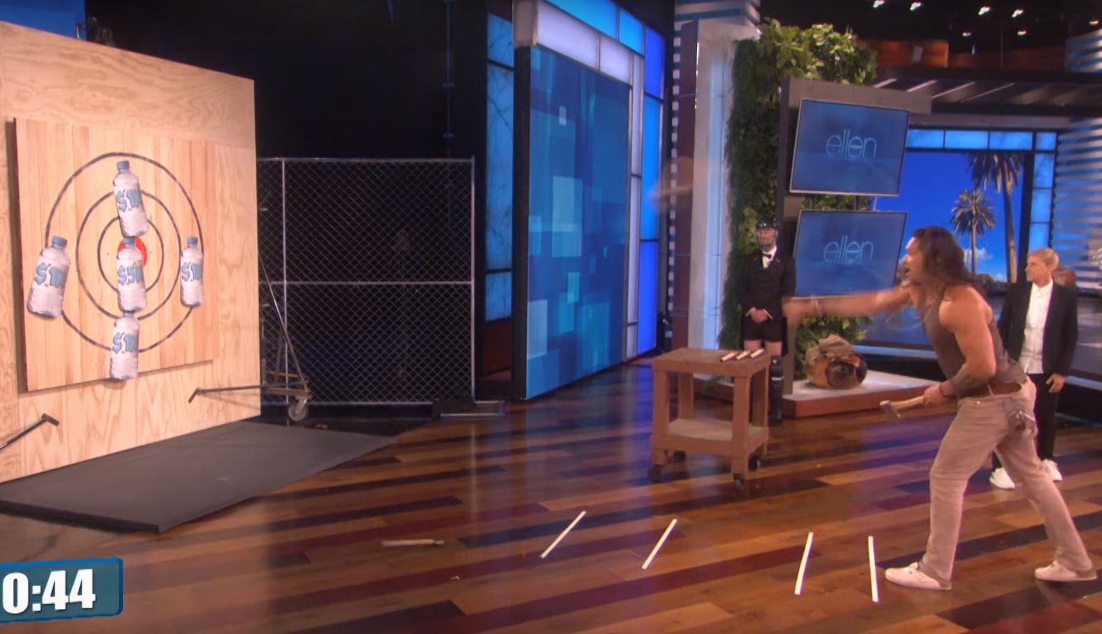 水行俠主角傑森摩莫亞日前登上《艾倫秀》，丟真斧頭為靶替夏威夷淨灘環保組織抱回近百萬捐款，（ 翻攝自Youtube：TheEllenShow）