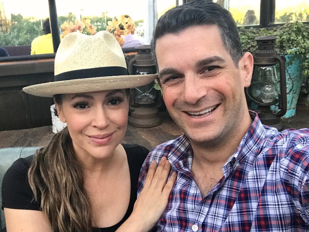 好萊塢女星Alyssa Milano在推特發起性罷工，她身旁為擔任經紀人的丈夫。（翻攝自Alyssa Milano臉書）