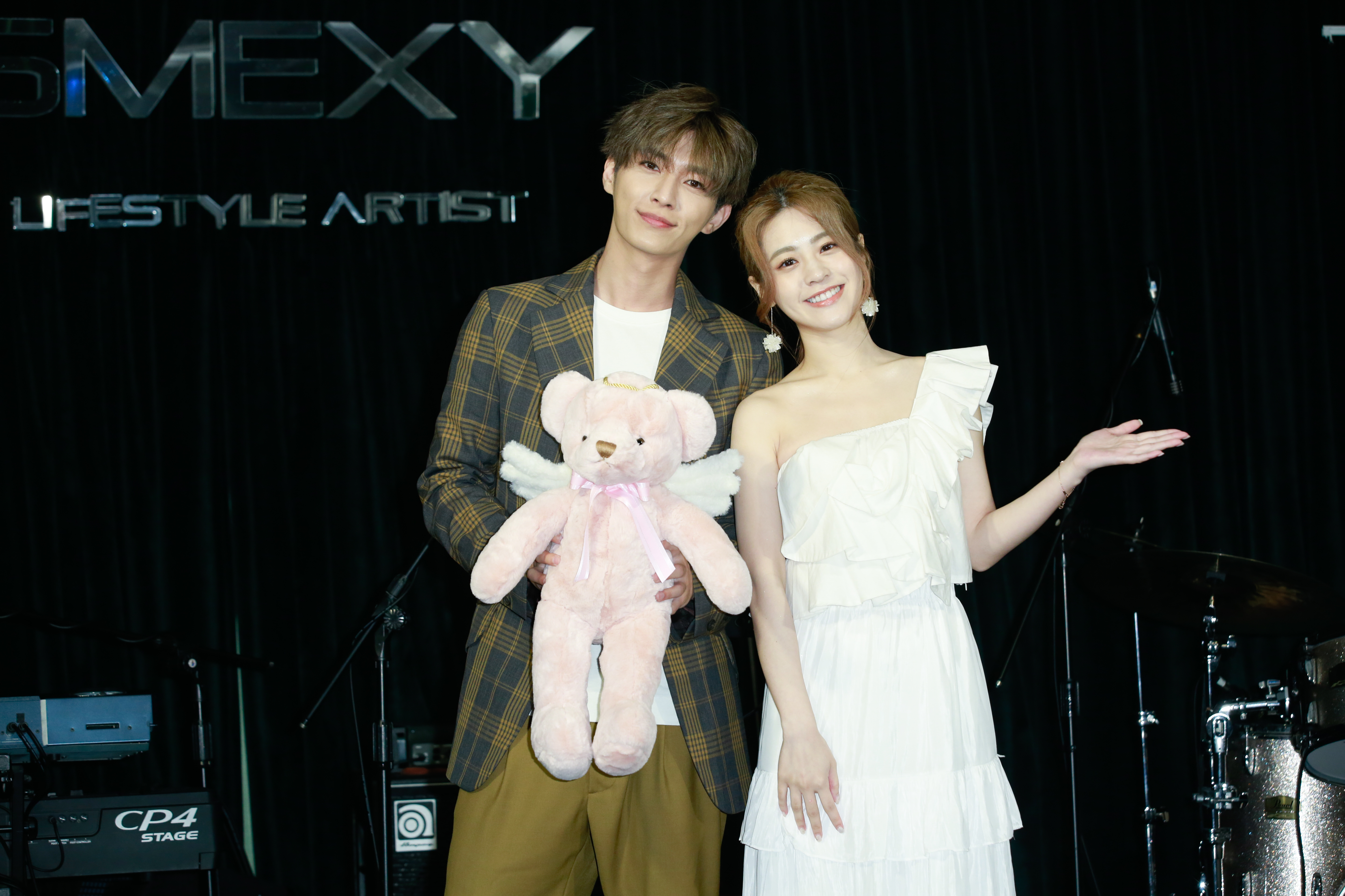 推出新單曲〈翅膀〉，男神炎亞綸驚喜現身打氣，讓張語噥又驚又喜。