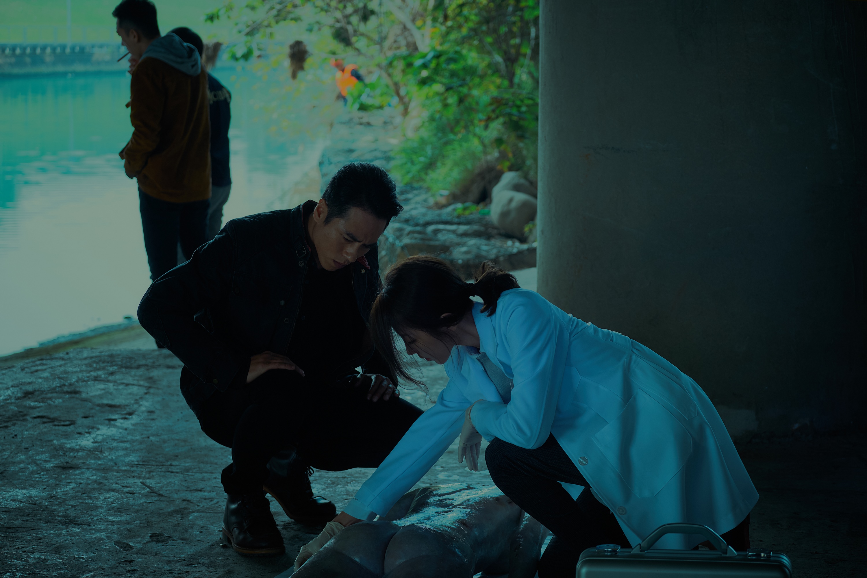 莊凱勛與邵雨薇在片中一起辦無頭女屍案。(華映提供)