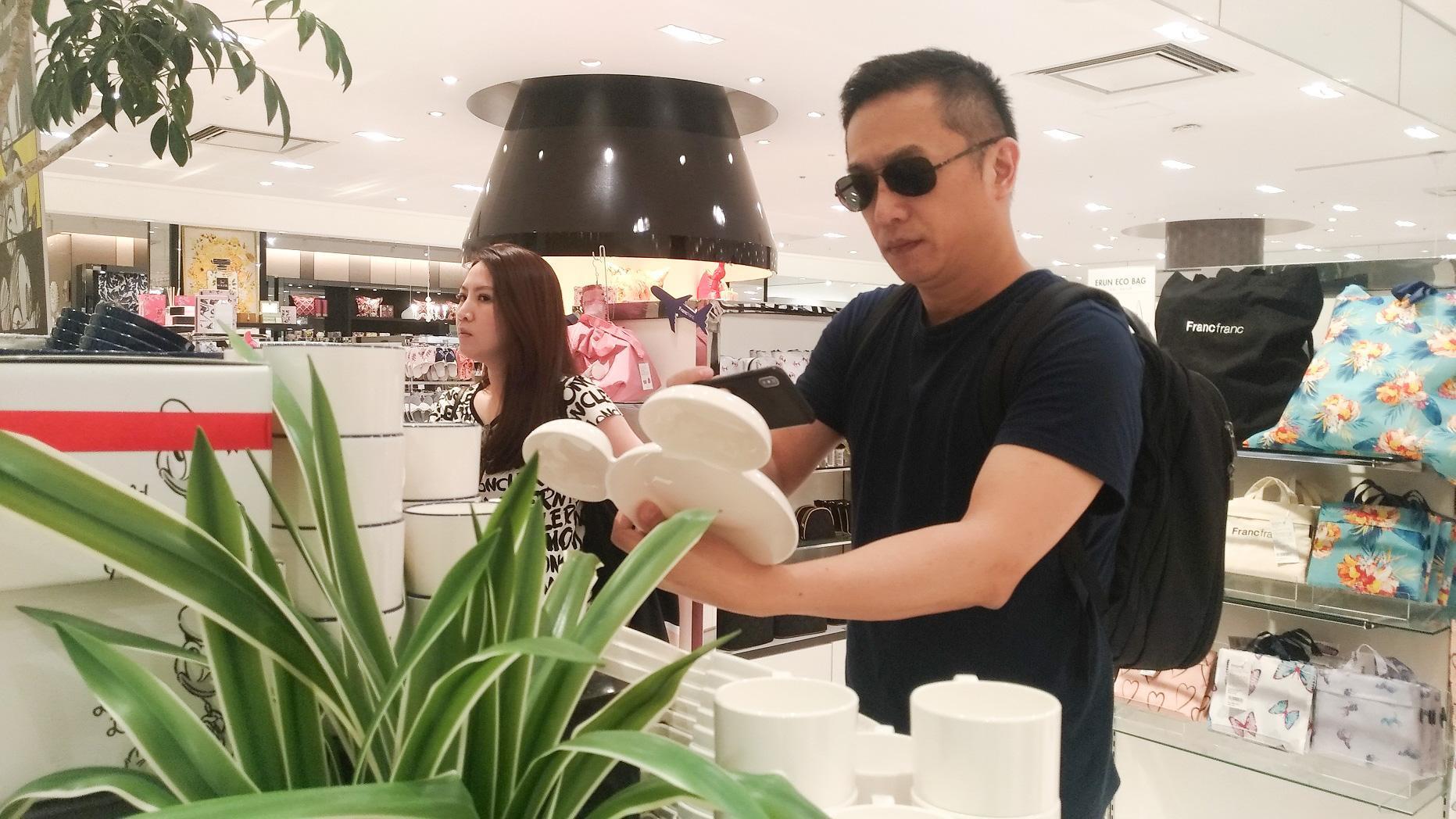 陳昭榮赴日直播，對商品審查仔細。（翰成數位提供）