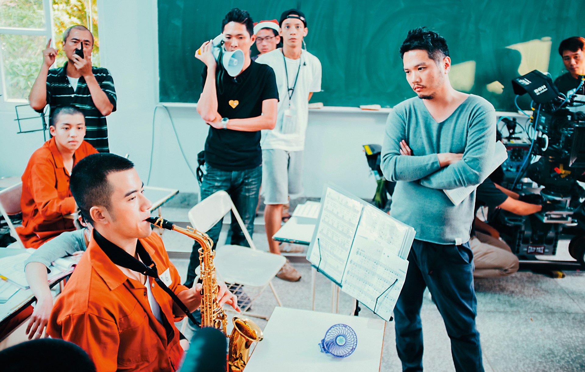 《樂獄》是以音樂為題材的監獄勵志片，導演孫啟明（右一）對待演員非常嚴格，連歌手出身的JR（左前），也得接受兩個月的體能與樂器訓練。（結果娛樂提供）