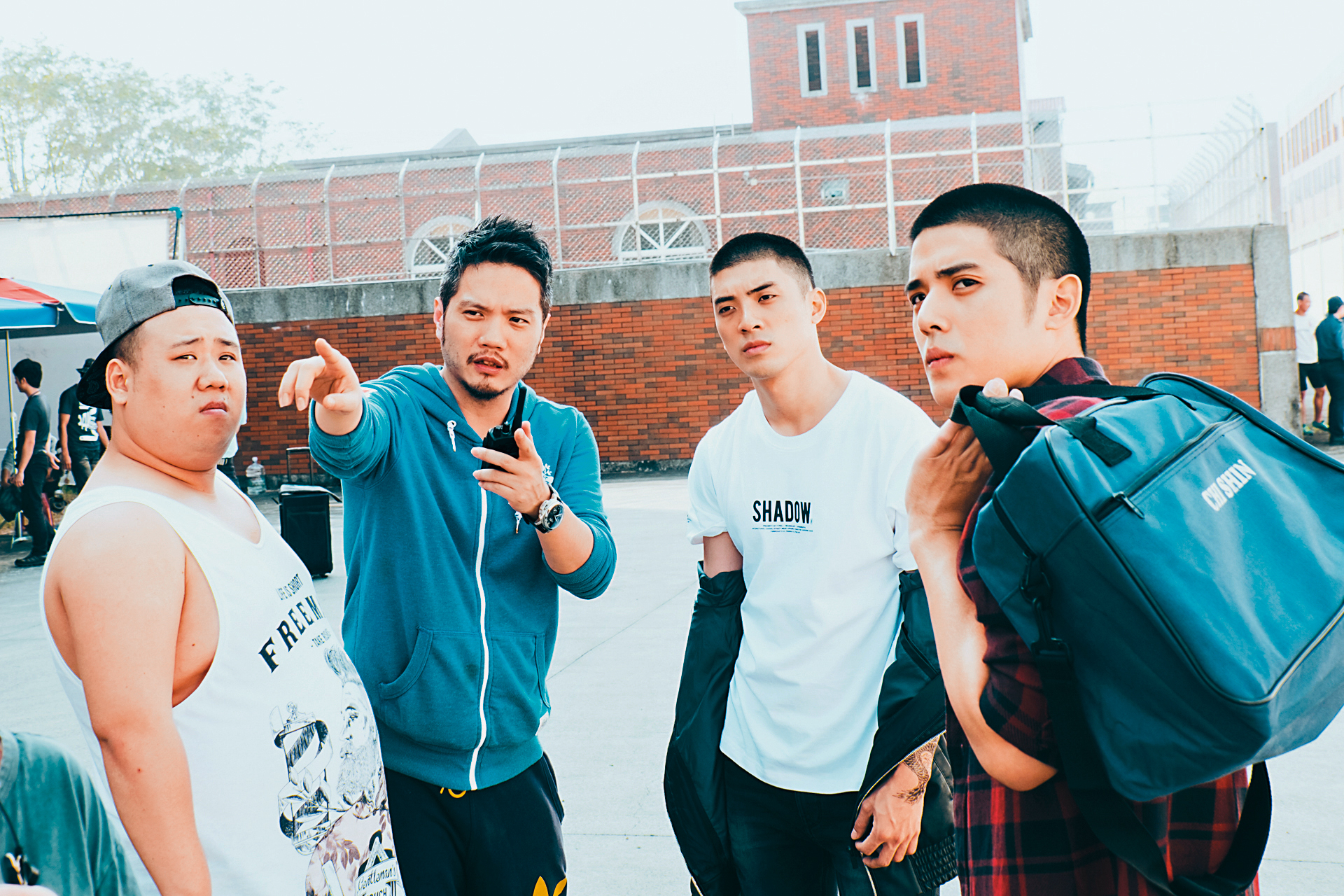 孫啟明（左二）指導飾演少年犯的演員劉國劭（左一）、林哲熹（右二）及歐陽倫（右一）在各地監獄拍戲。