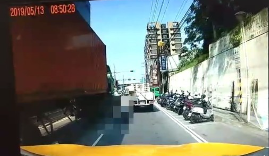 女騎士不慎輾過綁貨繩，遭捲入貨櫃車底喪命。（翻攝畫面）