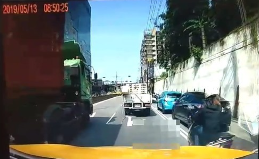 車禍發生前可見女騎士前方的小貨車，有條綁貨繩在地上拖行。（翻攝畫面）