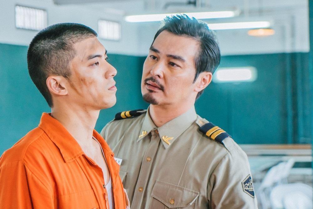 孫啟明導演透露，在集訓時製造演員們對導演的仇恨感，與戲中少年犯們對飾演冷血科長的連凱（右）恰好相同。（結果娛樂提供）