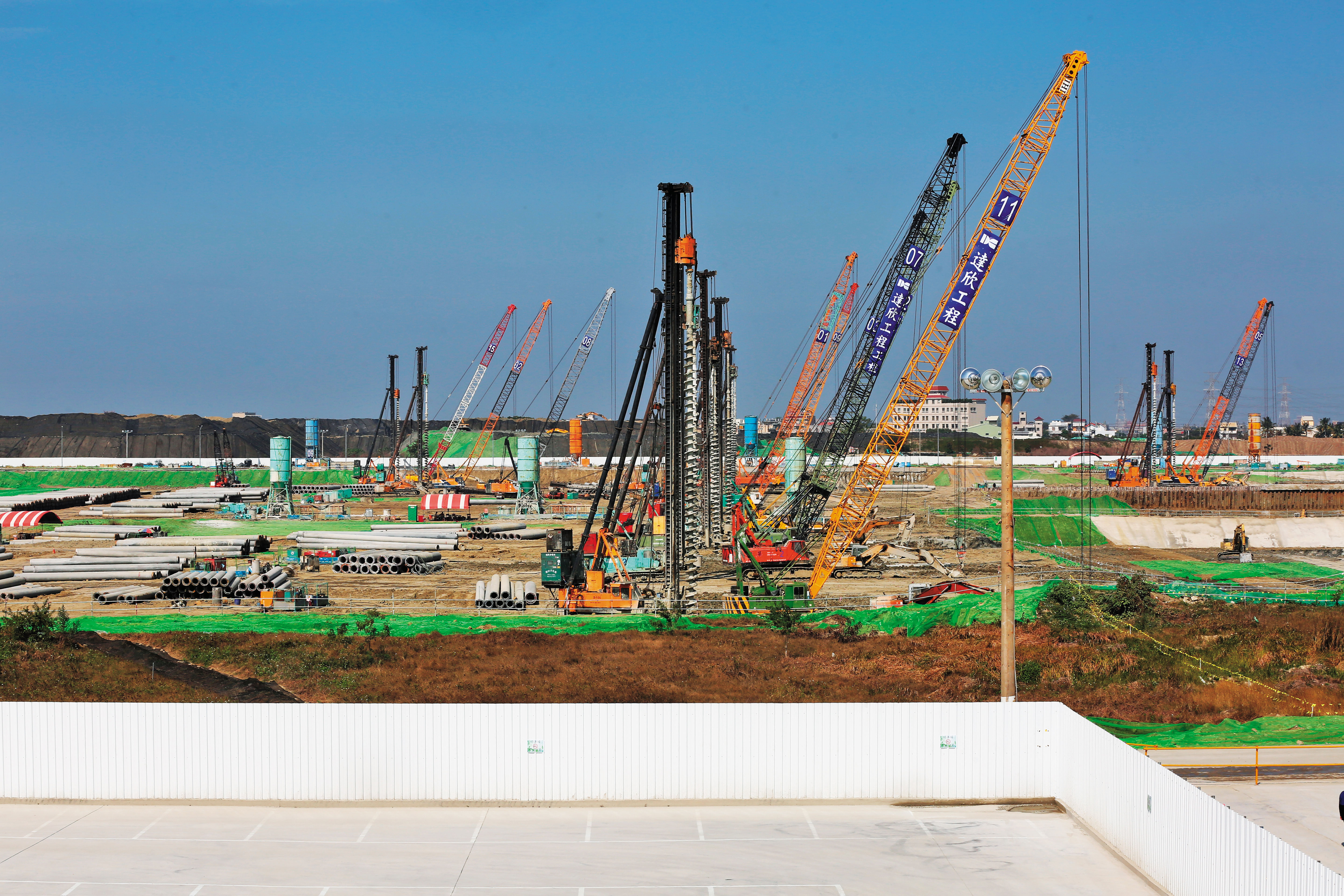 政府鼓勵廠商回台投資，打造高端製造業的生產基地，台灣就有朝日本、瑞士等先進製造國家看齊的機會。