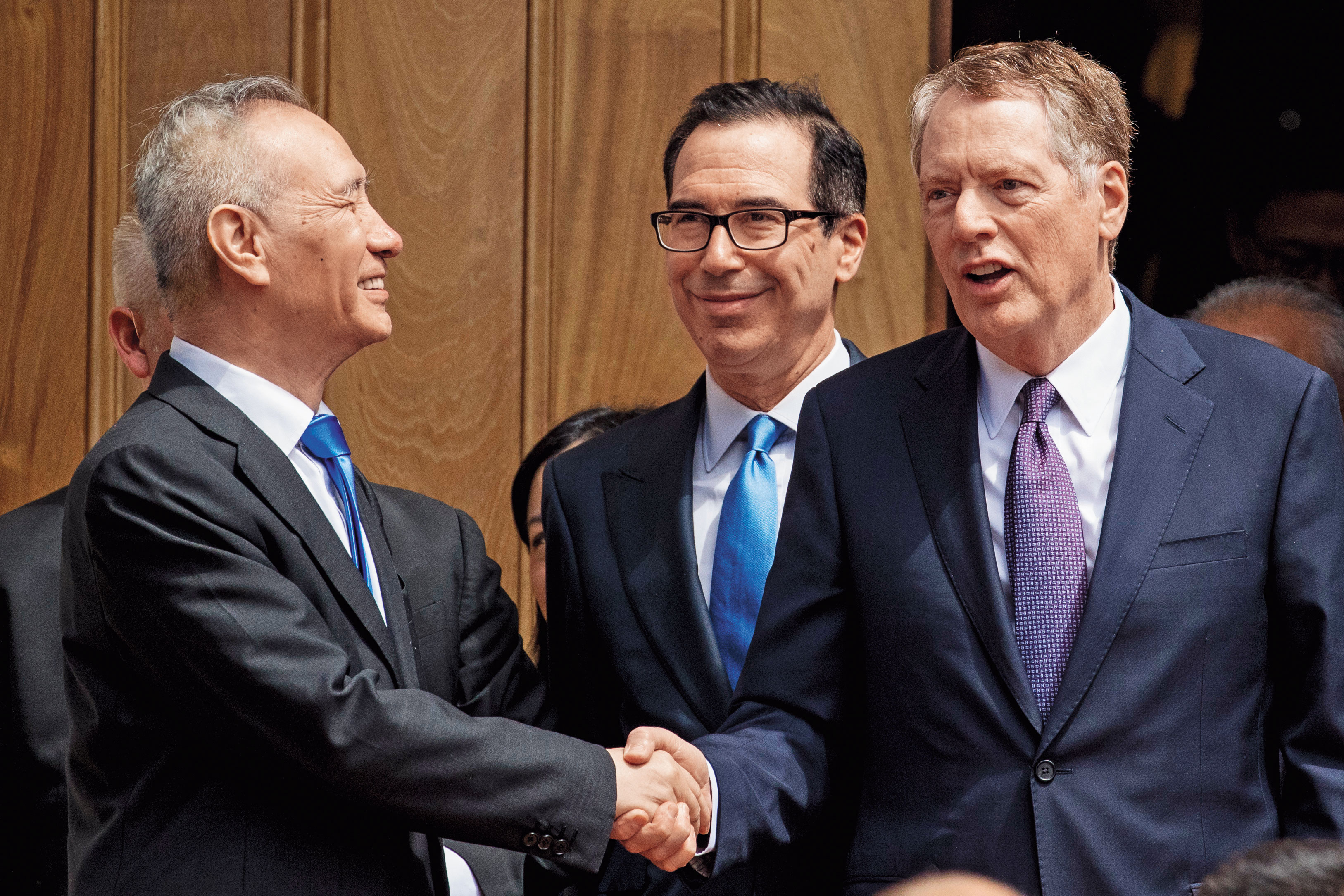 美國貿易代表萊特海澤（右）、美國財政部長梅努欽（中）於中國副總理劉鶴離開美國貿易代表辦公室時與他握手道別。（達志影像）