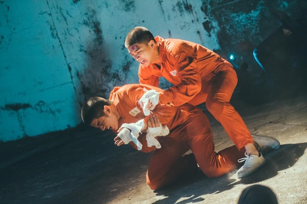 林哲熹（右）曝電影《樂獄》第一場戲，就面臨眾人「越獄」情景。（結果娛樂提供）