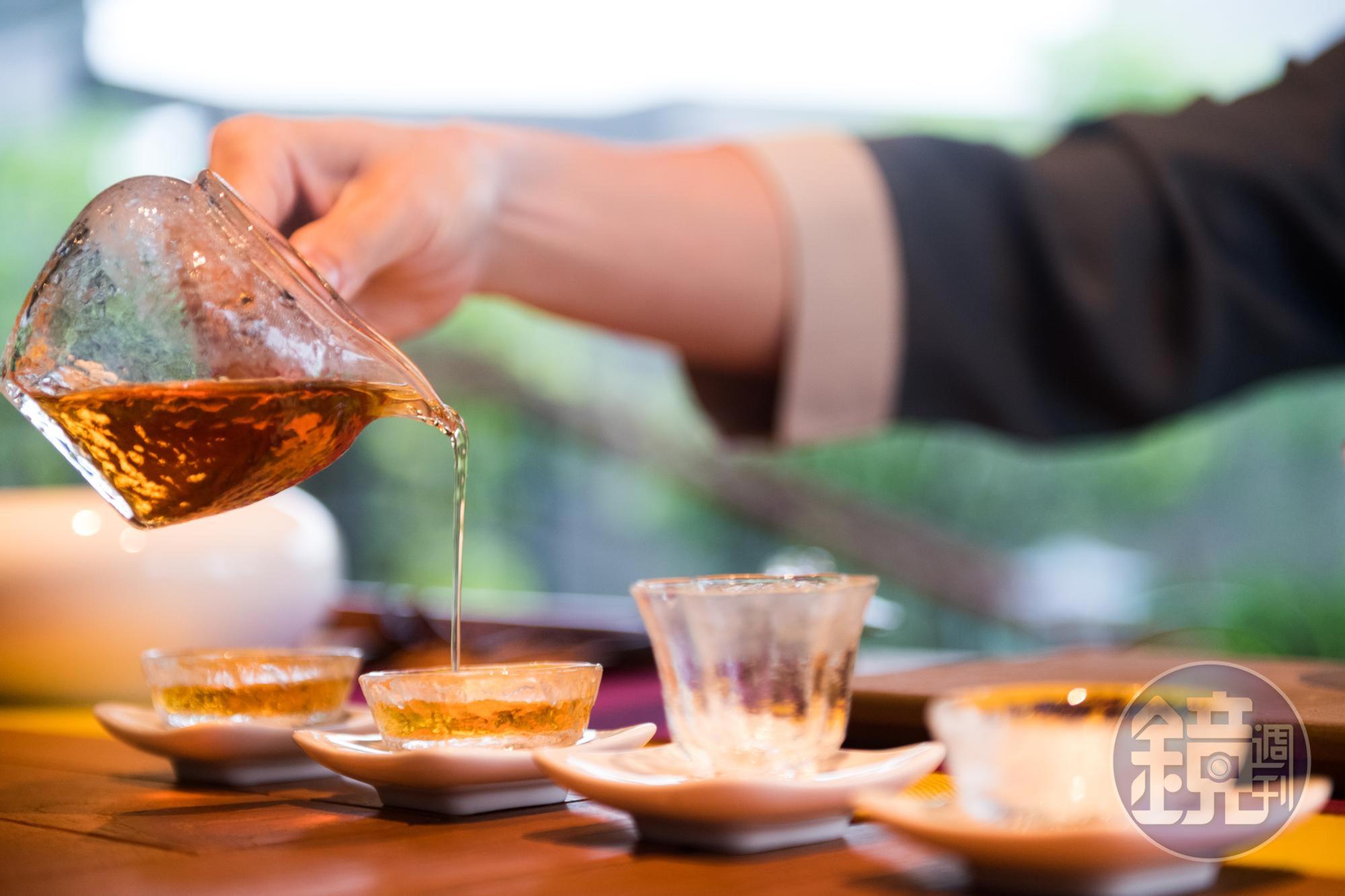 泉月樓的主人特別重視茶藝，四處蒐羅好茶。