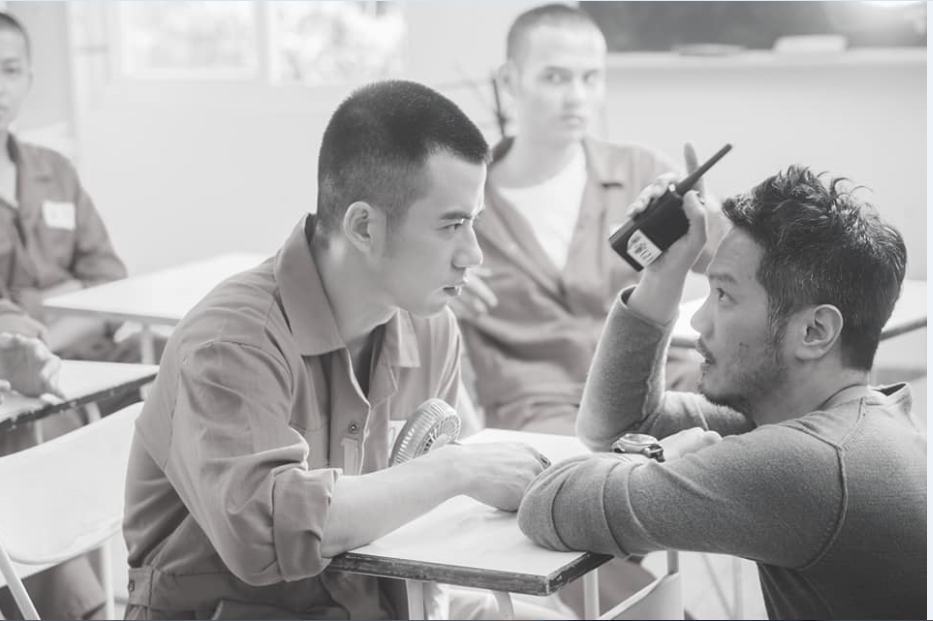 導演孫啟明(右)拍戲時火氣不少,摔壞手上的對講機是家常便飯。(結果娛樂提供)