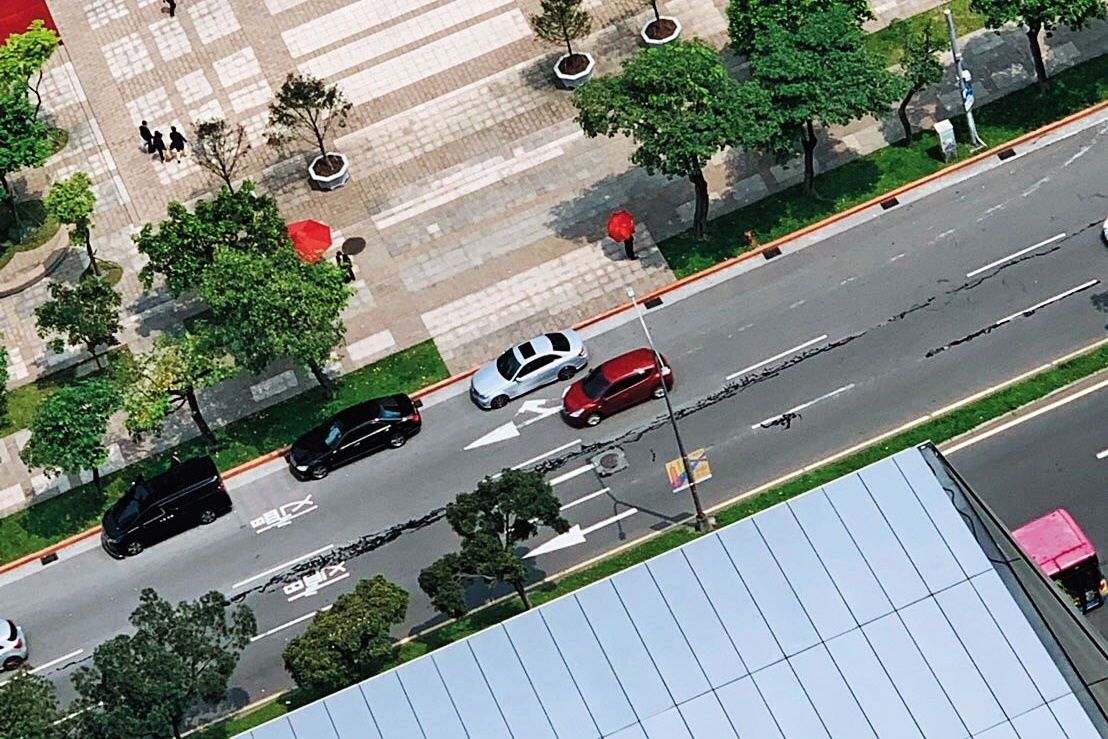 刑事局將二名松仁路地面裂開偽訊息傳播人，移送台北地方法院。（翻攝照片）