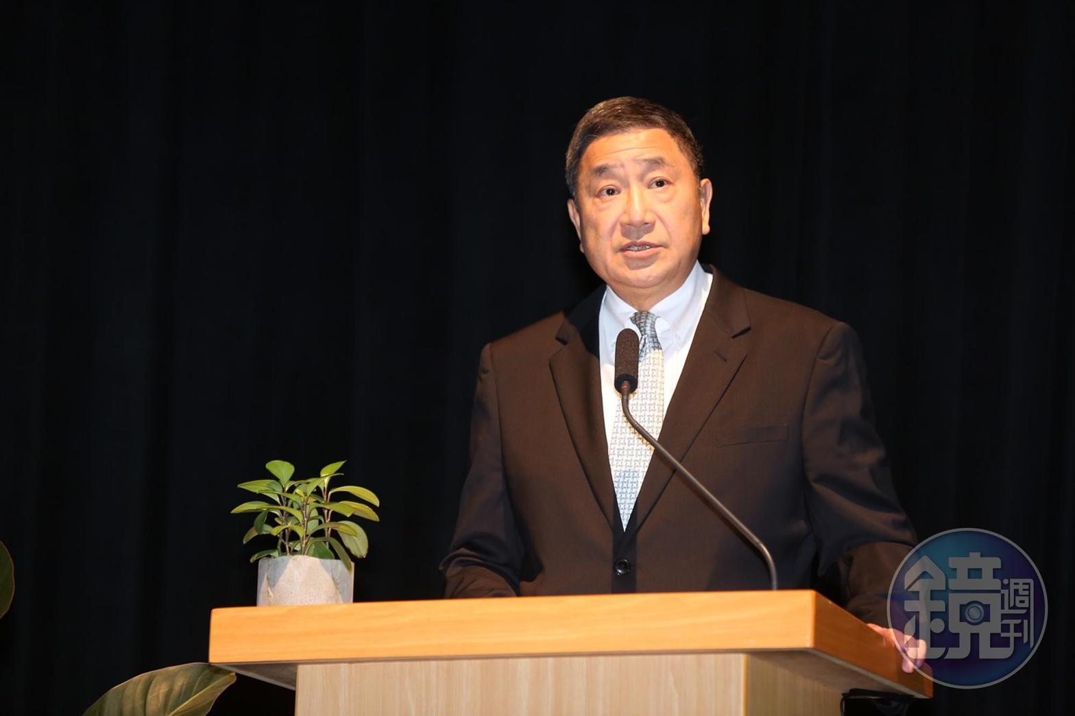 台泥董事長今（13）日主持法說會，以「飛上水泥牆的藍鵲」形容台泥的發展，並親自撰寫2000多字的講稿。