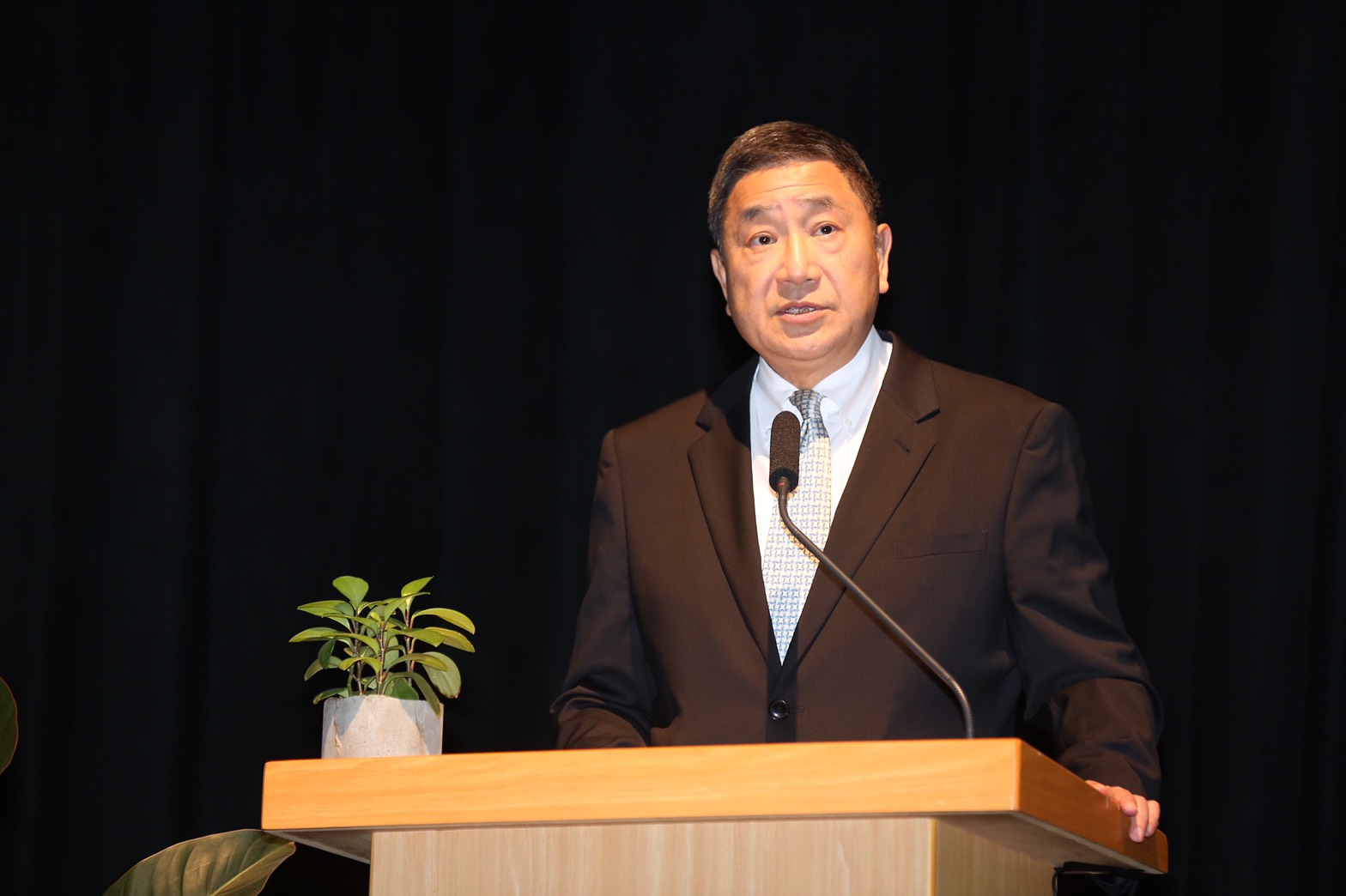 台泥董事長今（13）日主持法說會，以「飛上水泥牆的藍鵲」形容台泥的發展，並親自撰寫2000多字的講稿。