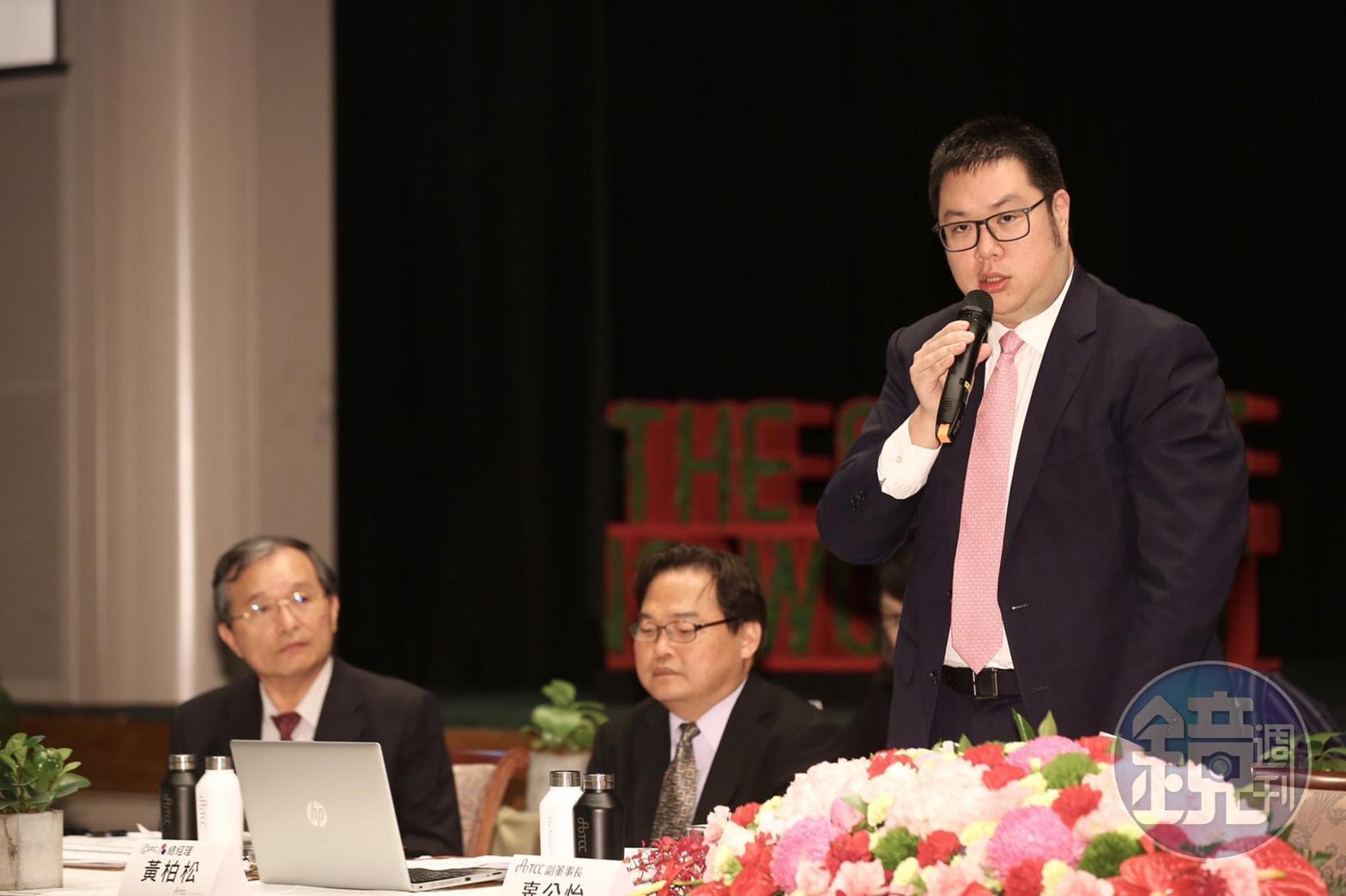 今日的法說會上，包括中橡與信昌化董事長辜公怡（右1）等台泥集團主管均與會。