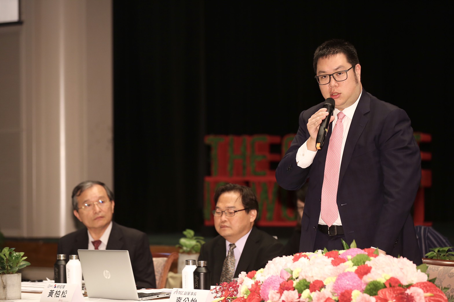 今日的法說會上，包括中橡與信昌化董事長辜公怡（右1）等台泥集團主管均與會。